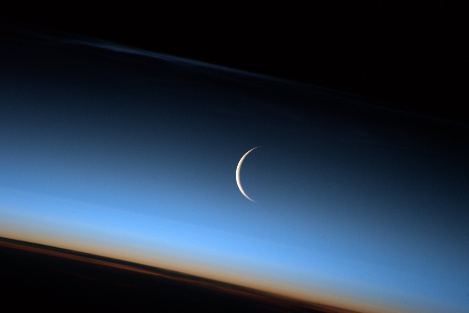 [:ja]【宇宙からの地球絶景】No.43: 夜光雲と三日月[:en][Earthview Wonders] No.43: Noctilucent Clouds and Crescent Moon[:]