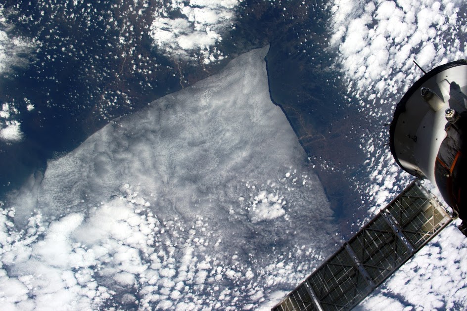[:ja]【宇宙からの地球絶景】No.49: アフリカの珍しい雲[:en][Earthview Wonders] No.49: Rare Clouds over Africa[:]