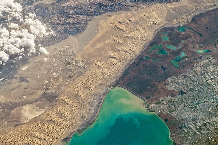 [:ja]【宇宙からの地球絶景】No.61: タクラマカン砂漠とボステン湖[:en][Earthview Wonders] No.61: Taklamakan Desert and Bosten Lake[:]