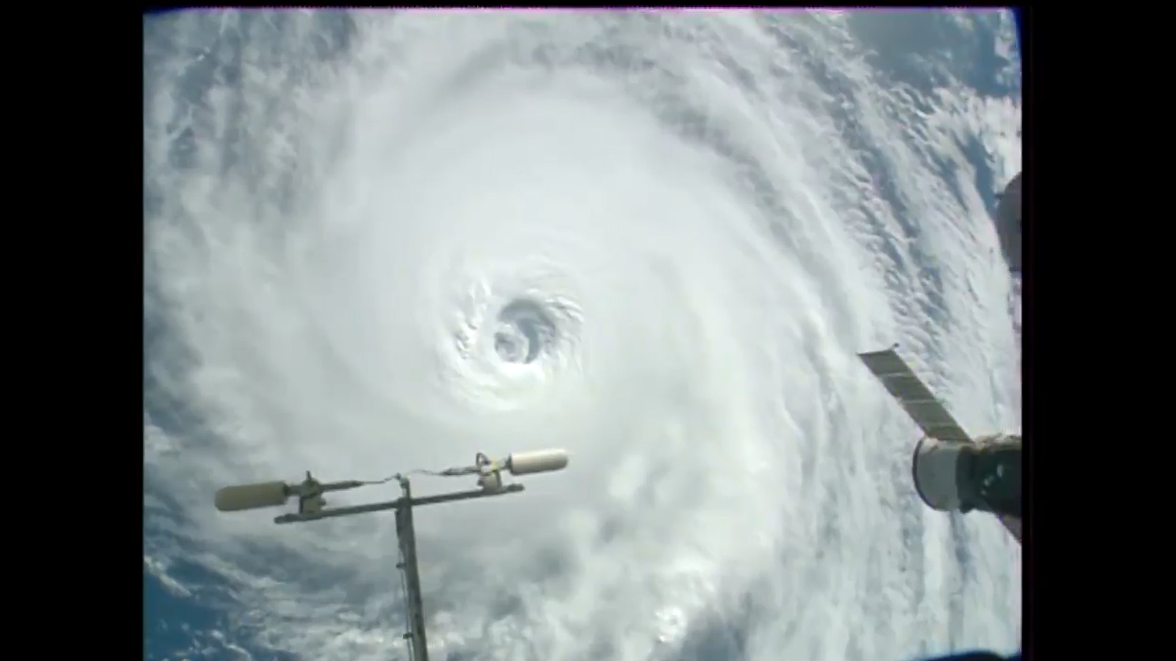 [:ja]【宇宙からの地球絶景】No.66: 宇宙から見た台風[:en][Earthview Wonders] No.66: Hurricane from Space[:]