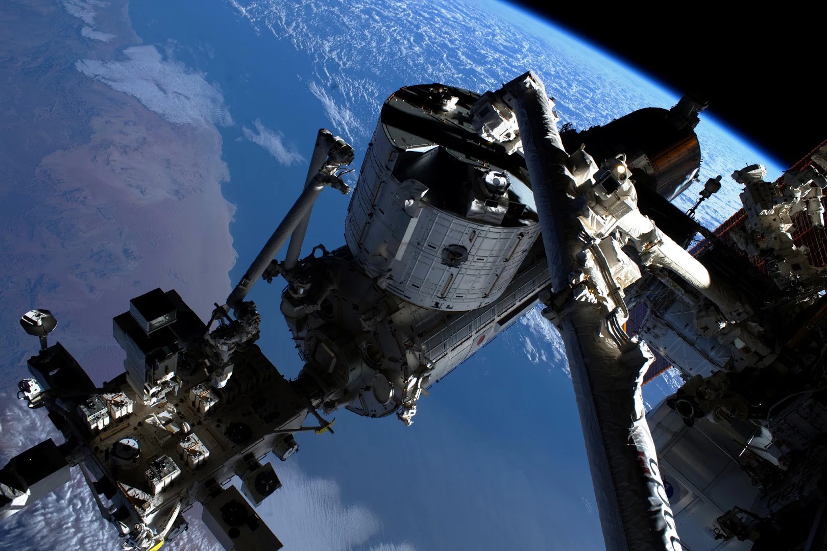 [:ja]【宇宙からの地球絶景】No.72: きぼうと地球[:en][Earthview Wonders] No.72: KIBO and Earth[:]