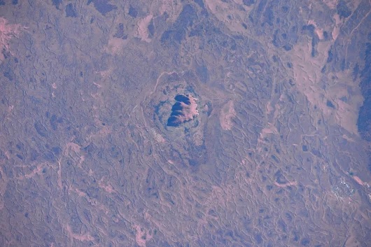 [:ja]【宇宙からの地球絶景】No.73: ウルル（エアーズロック）[:en][Earthview Wonders] No.73: Uluru (Ayers Rock)[:]