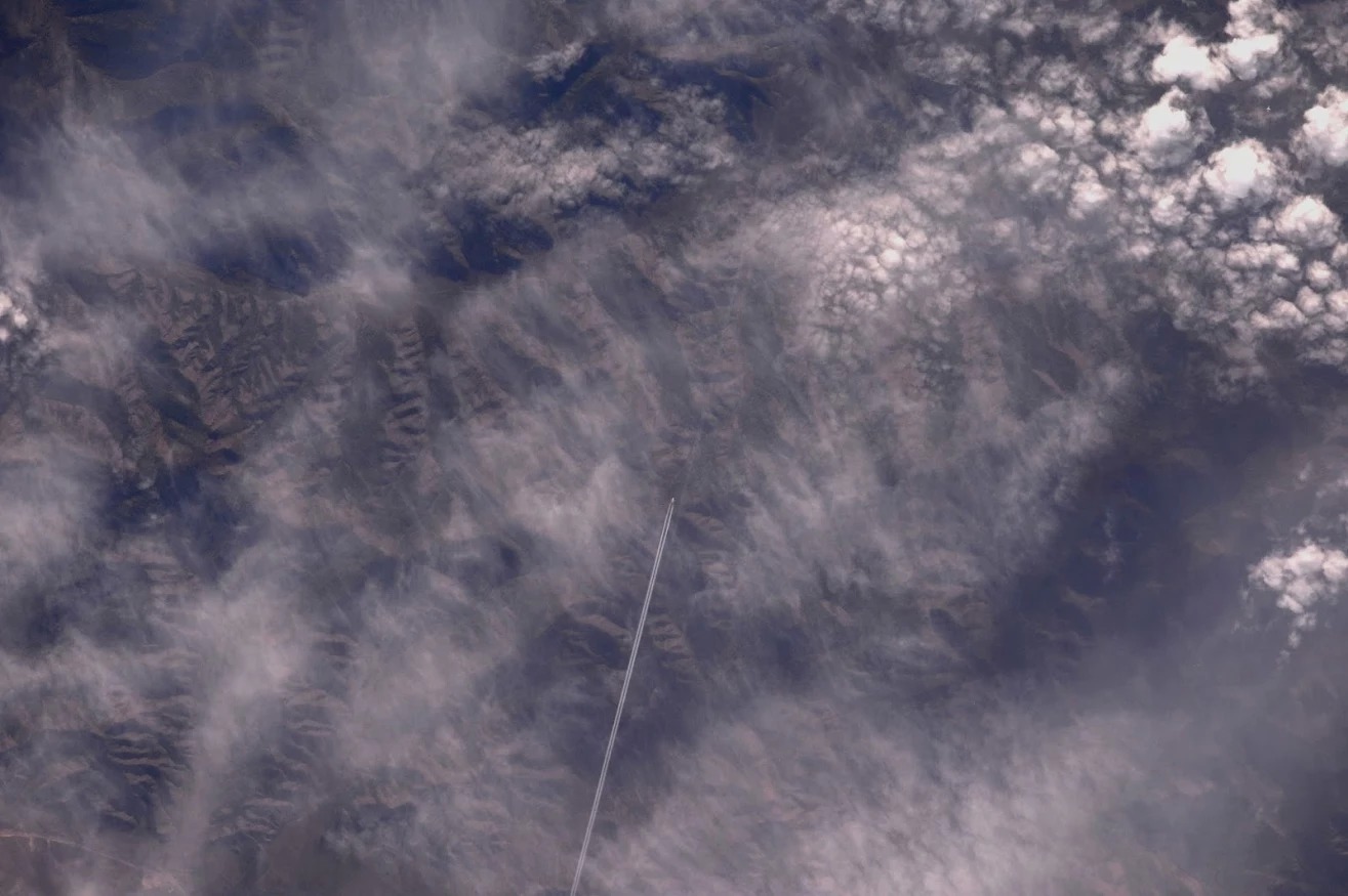 [:ja]【宇宙からの地球絶景】No.76: モンゴル上空の飛行機雲[:en][Earthview Wonders] No.76: Jet Contrail Over Mongolia[:]
