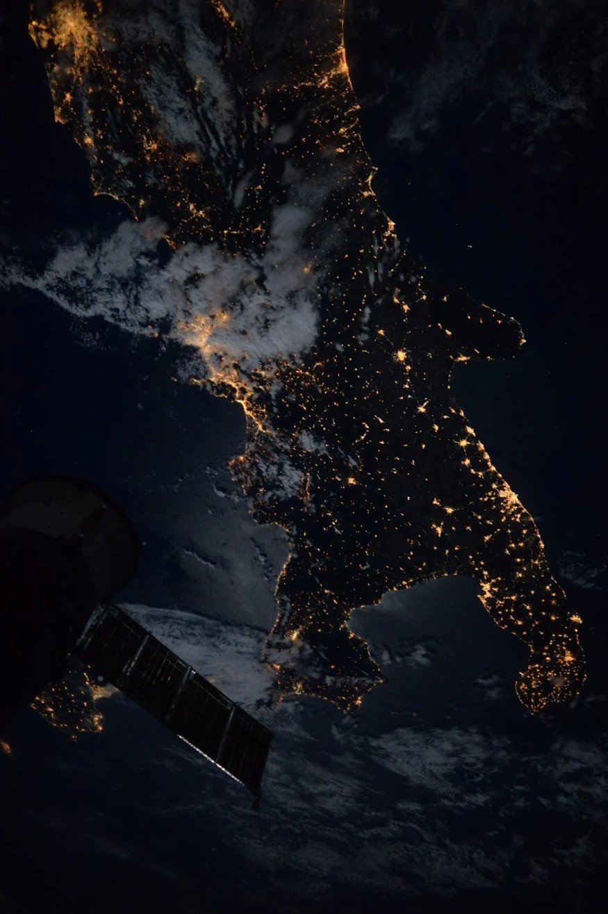 [:ja]【宇宙からの地球絶景】No.95: イタリアの夜景[:en][Earthview Wonders] No.95: Italy at Night[:]