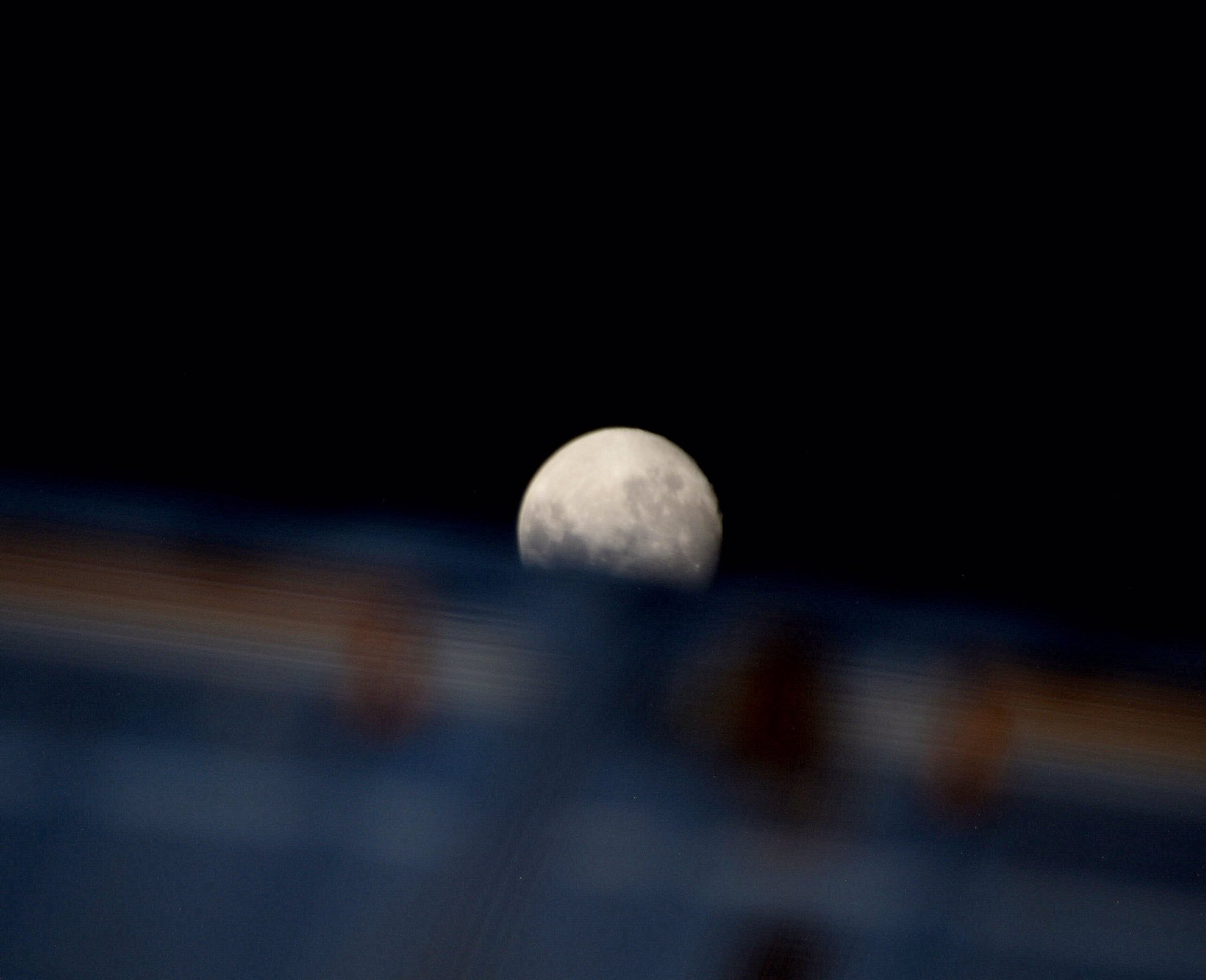 [:ja]【宇宙からの地球絶景】【番外編】No.125: ISS越しの月[:en][Earthview Wonders][Special] No.125: Moonset Behind ISS[:]