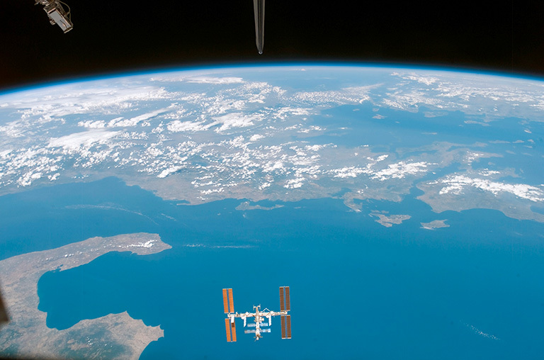 [:ja]【宇宙からの地球絶景】No.122: イオニア海上空からの眺望[:en][Earthview Wonders] No.122: Panoramic View Over Ionian Sea[:]
