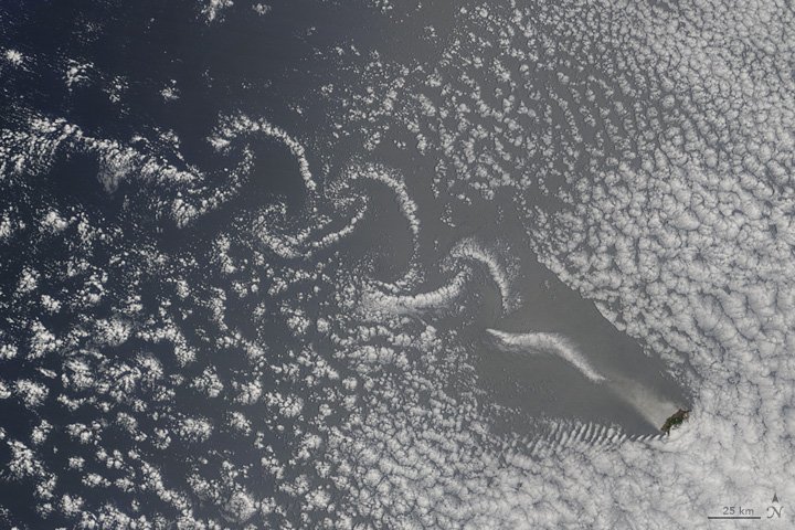 [:ja]【宇宙からの地球絶景】No.138: セントヘレナ島のカルマン渦[:en][Earthview Wonders] No.138: St. Helena Island’s Karman Vortex[:]