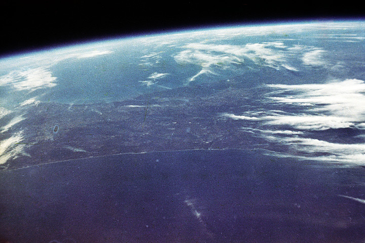 [:ja]【宇宙からの地球絶景】No.143: ジョン・グレン氏が見た地球[:en][Earthview Wonders] No.143: The Earth John Glenn Saw[:]