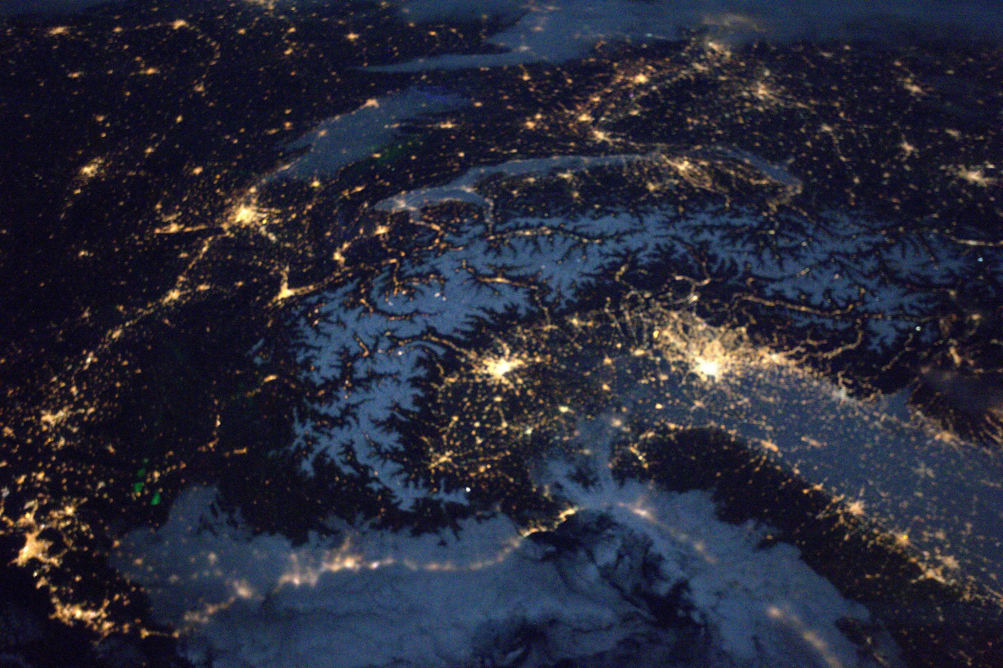 [:ja]【宇宙からの地球絶景】No.148: 夜のアルプス山脈[:en][Earthview Wonders] No.148: Alps Mountains at Night[:]