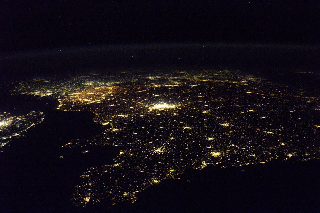 [:ja]【宇宙からの地球絶景】No.160: 🇫🇷フランス・ブルターニュ地方の夜景[:en][Earthview Wonders] No.160: Night View of 🇫🇷France’s Brittany[:]