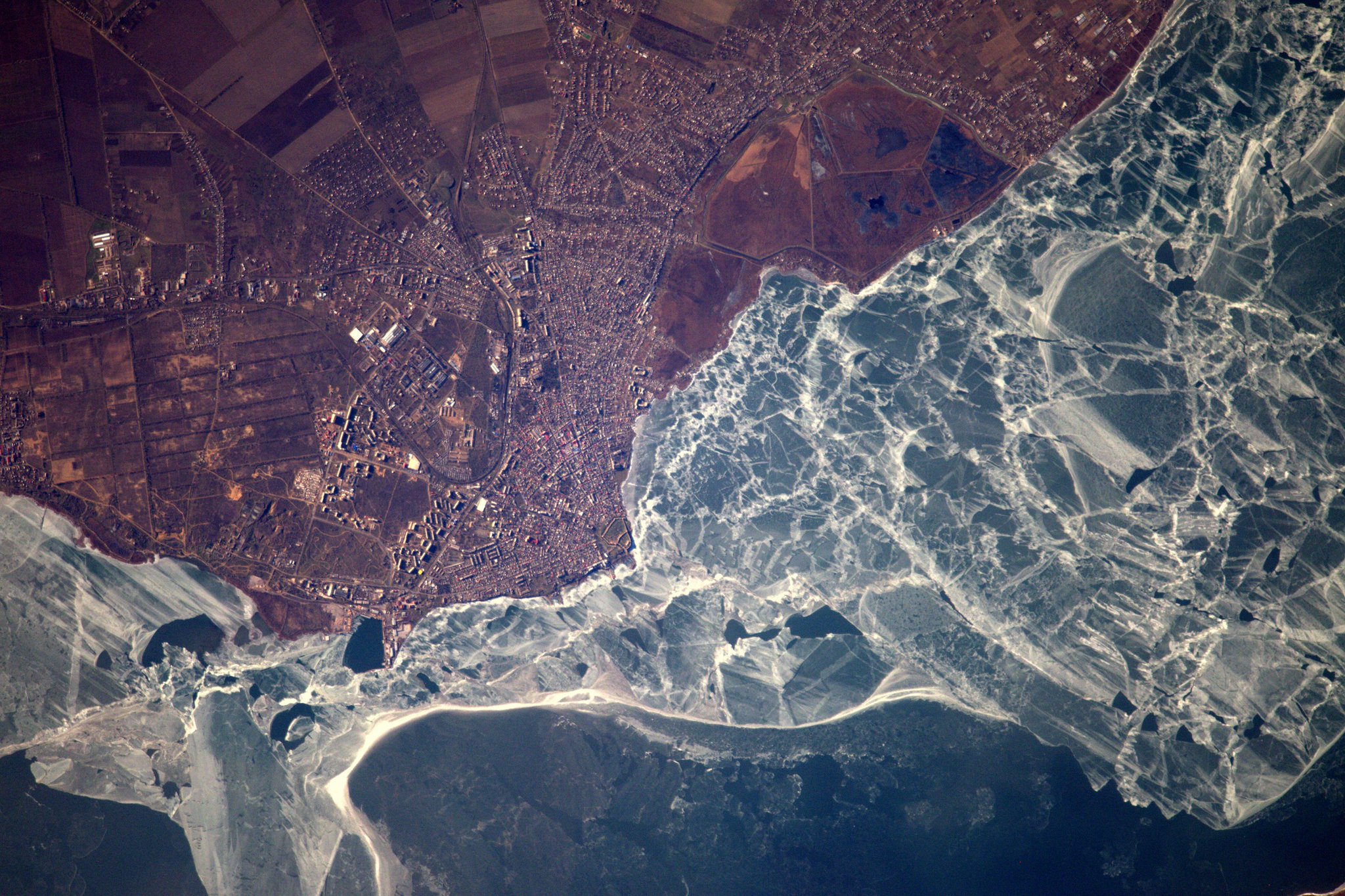 [:ja]【宇宙からの地球絶景】No.194: 冬の黒海とウクライナ🇺🇦[:en][Earthview Wonders] No.194: Black Sea and Ukraine in Winter🇺🇦[:]