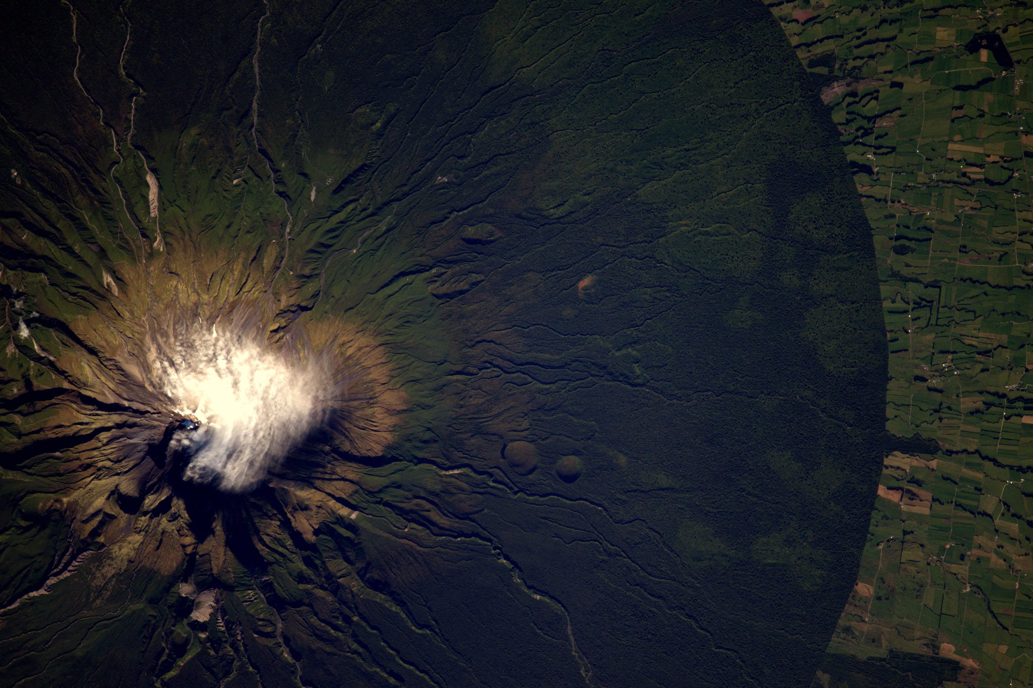 [:ja]【宇宙からの地球絶景】No.196: ニュージーランドのタラナキ山🇳🇿[:en][Earthview Wonders] No.196: Mt. Taranaki of New Zealand🇳🇿[:]