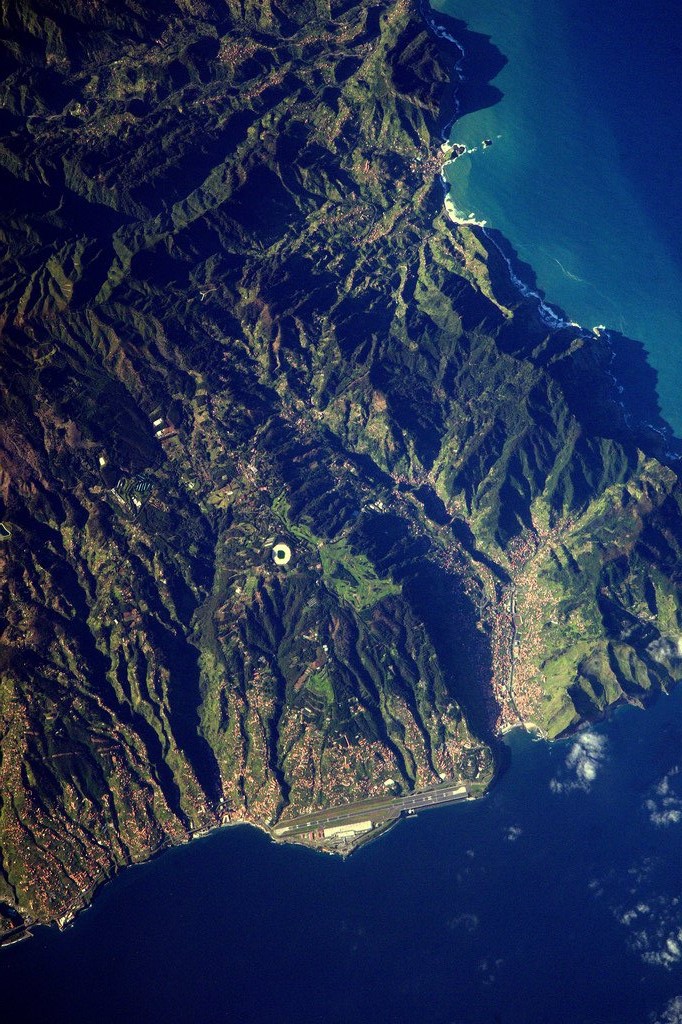 [:ja]【宇宙からの地球絶景】No.236: フンシャル空港（マデイラ空港）🇵🇹[:en][Earthview Wonders] No.236: Funchal (Madeira) Airport🇵🇹[:]