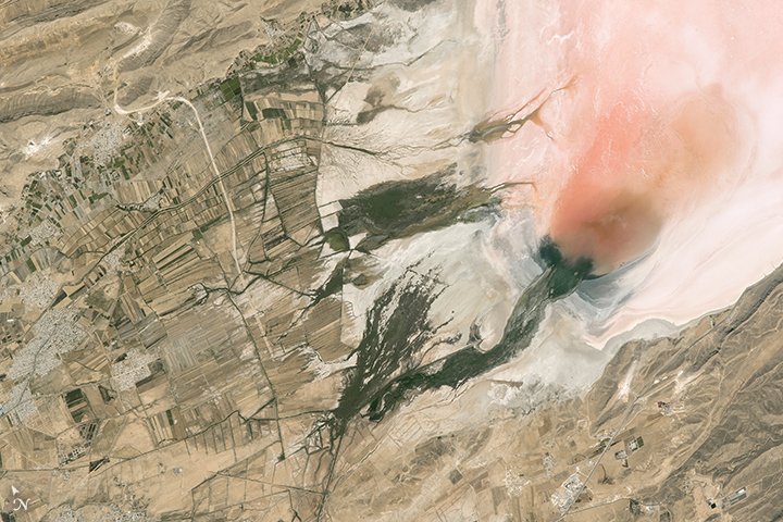 [:ja]【宇宙からの地球絶景】No.244: イランの赤いマハルル湖🇮🇷[:en][Earthview Wonders] No.244: Red Lake Maharlu[:]