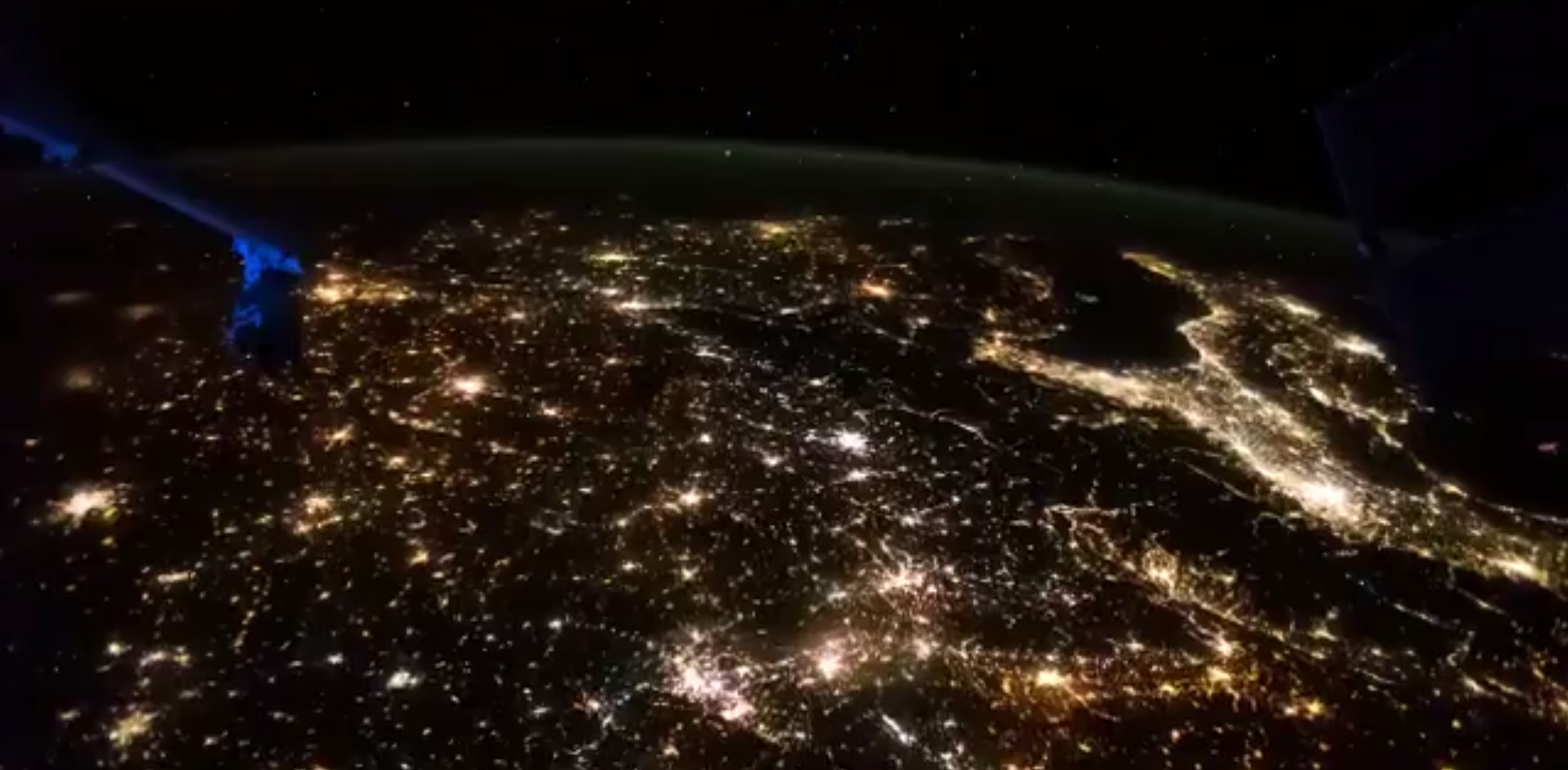 [:ja]【宇宙からの地球絶景】【動画】No.248: ヨーロッパのナイト・フライト[:en][Earthview Wonders][Video] No.248: Night Flight Over Europe[:]
