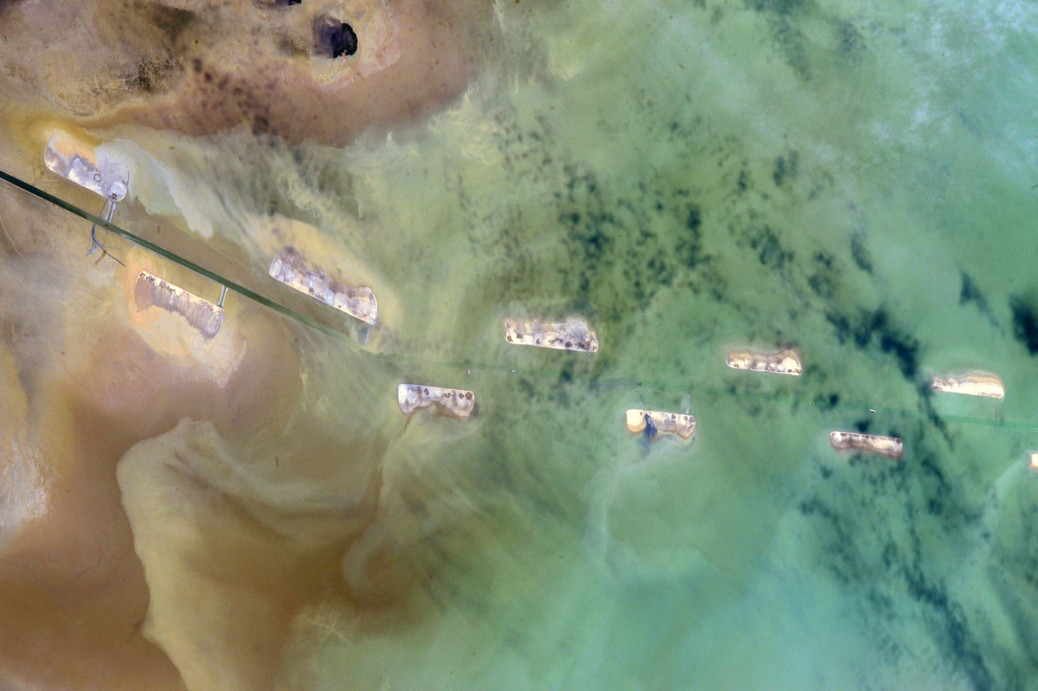 [:ja]【宇宙からの地球絶景】No.294: カスピ海の天然ガス🇷🇺🇰🇿🇹🇲🇮🇷🇦🇿[:en][Earthview Wonders] No.294: Natural Gas in the Caspian Sea🇷🇺🇰🇿🇹🇲🇮🇷🇦🇿[:]