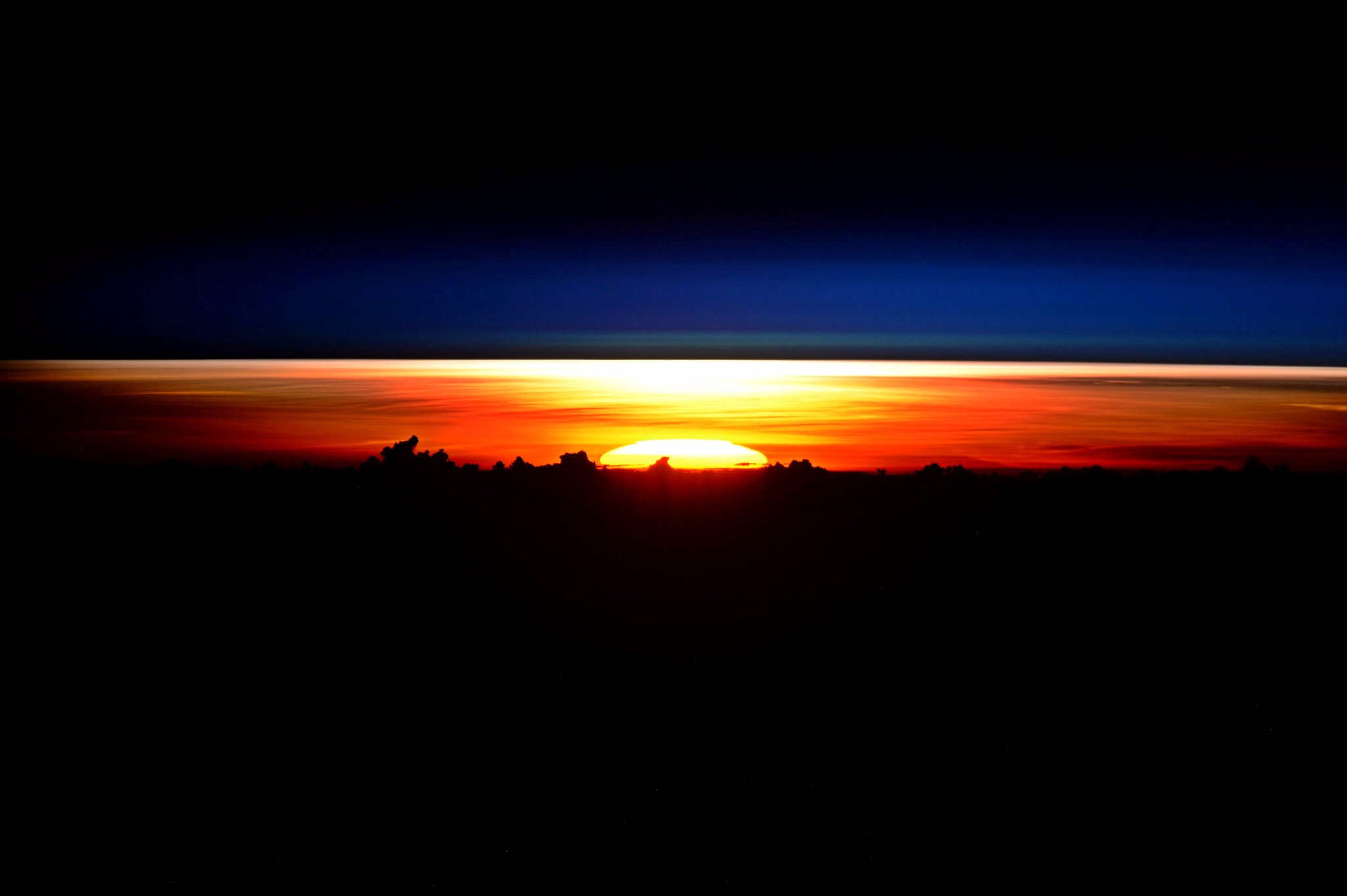 [:ja]【宇宙からの地球絶景】No.306: ISSからの朝日[:en][Earthview Wonders] No.306: Morning Glow[:]