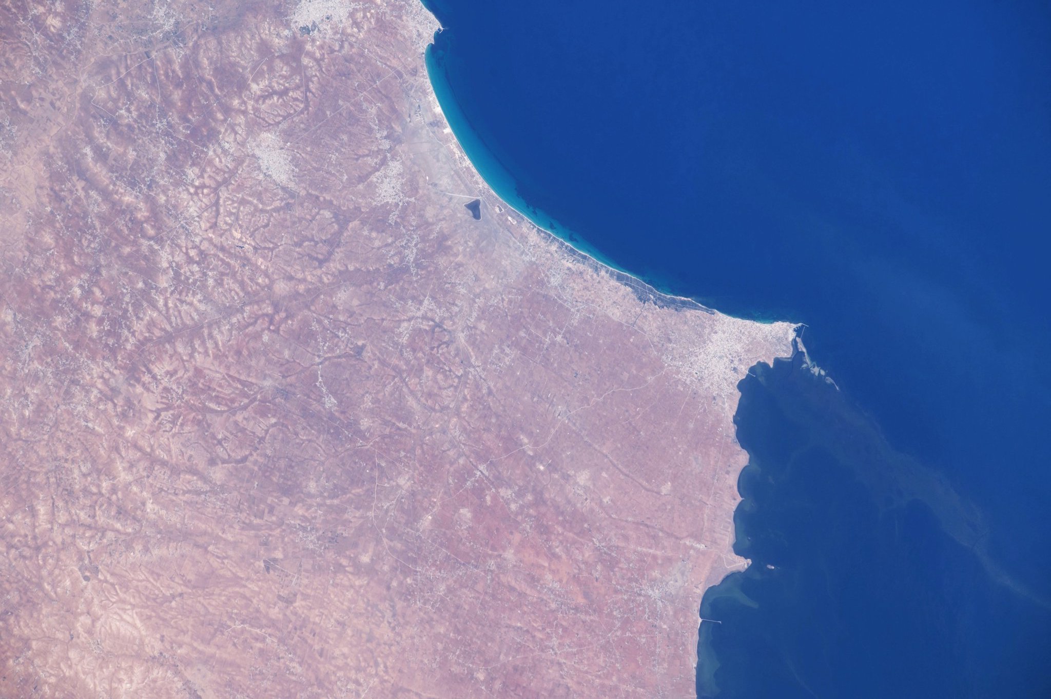 [:ja]【宇宙からの地球絶景】No.321: チュニジアの東海岸🇹🇳[:en][Earthview Wonders] No.321: Chebba of Tunisia🇹🇳[:]