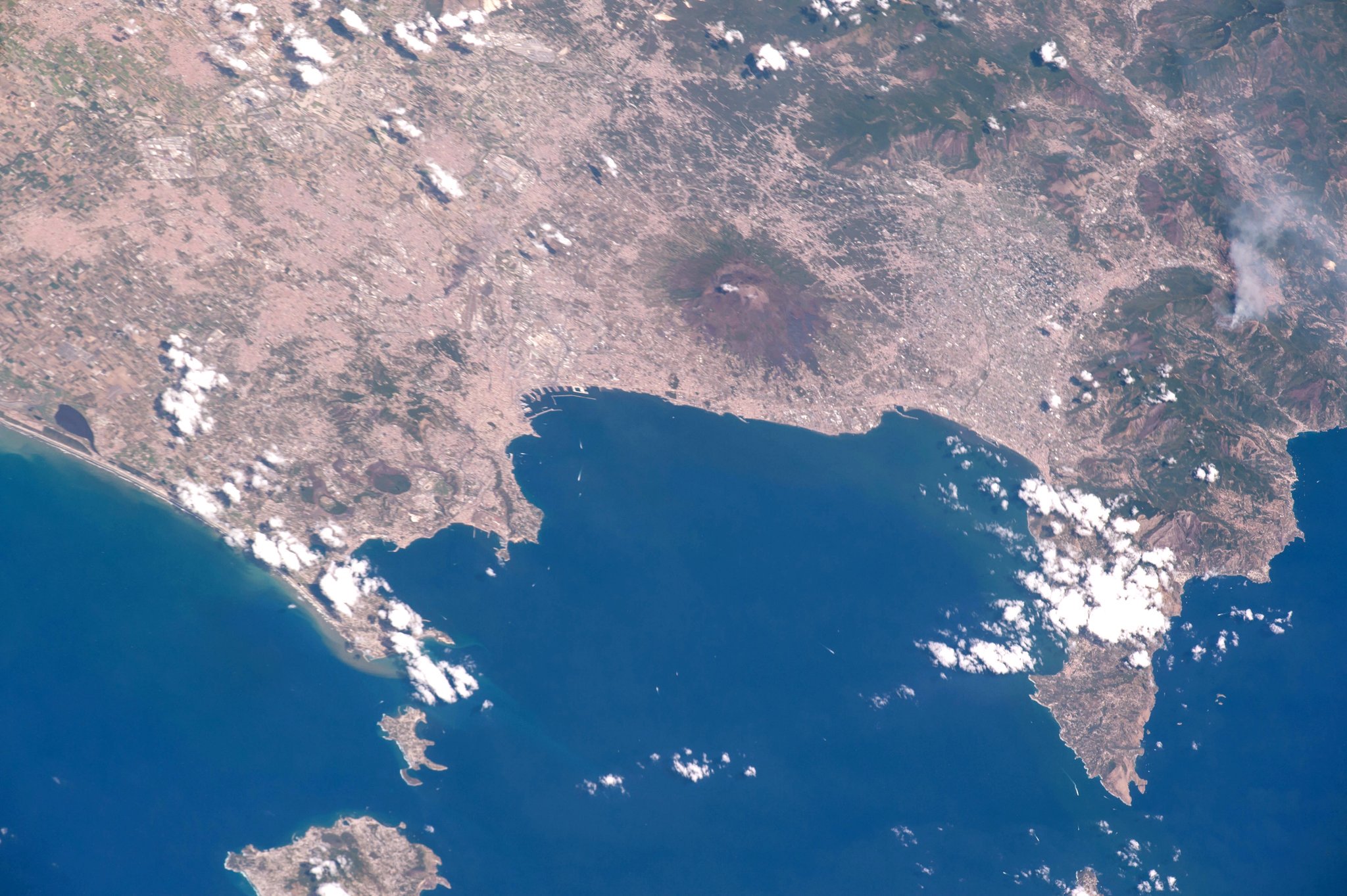 [:ja]【宇宙からの地球絶景】No.342: イタリアのナポリ🇮🇹[:en][Earthview Wonders] No.342: Naples (Napoli) of Italy🇮🇹[:]