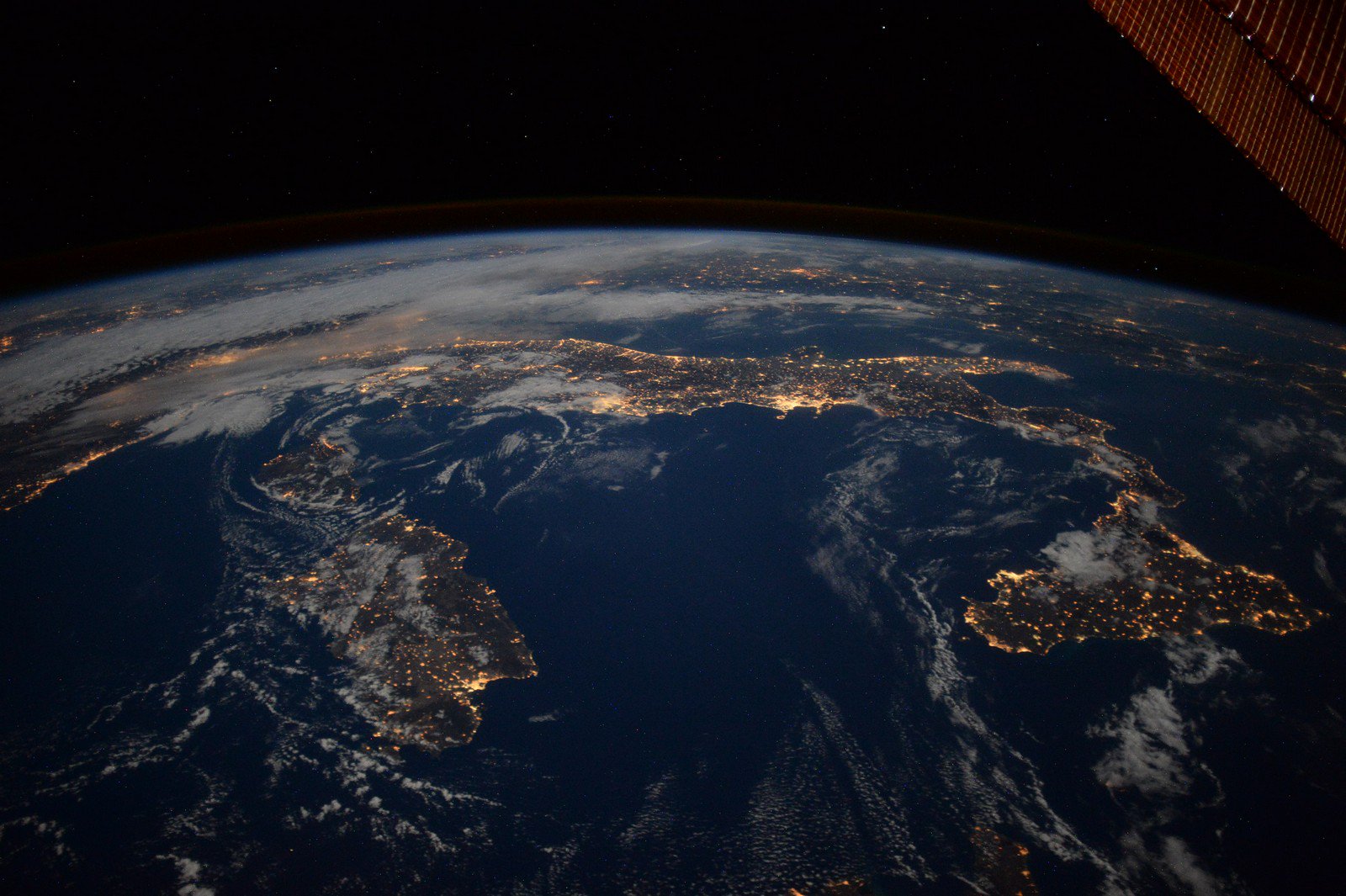 [:ja]【宇宙からの地球絶景】No.366: 夜のイタリア半島🇮🇹[:en][Earthview Wonders] No.366: Italy At Night🇮🇹[:]