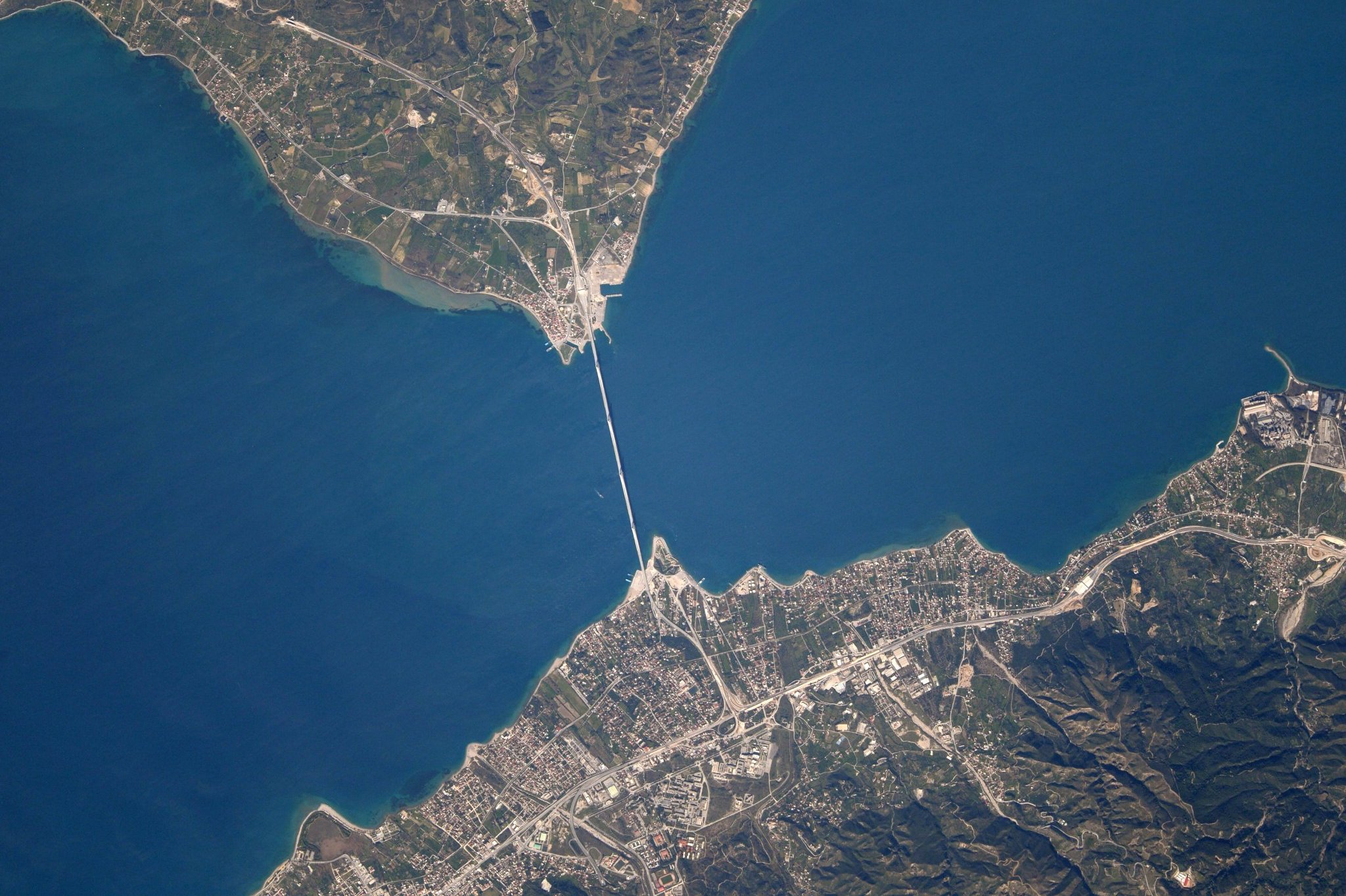 [:ja]【宇宙からの地球絶景】No.381: ギリシャのリオン・アンティリオン橋🇬🇷[:en][Earthview Wonders] No.381: Rion-Antirion Bridge, Greece🇬🇷[:]
