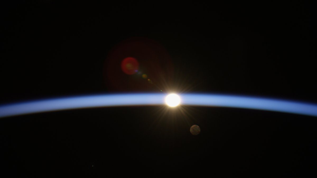 [:ja]【宇宙からの地球絶景】No.372: ピンぼけの日の出[:en][Earthview Wonders] No.372: Blurred Sunrise[:]