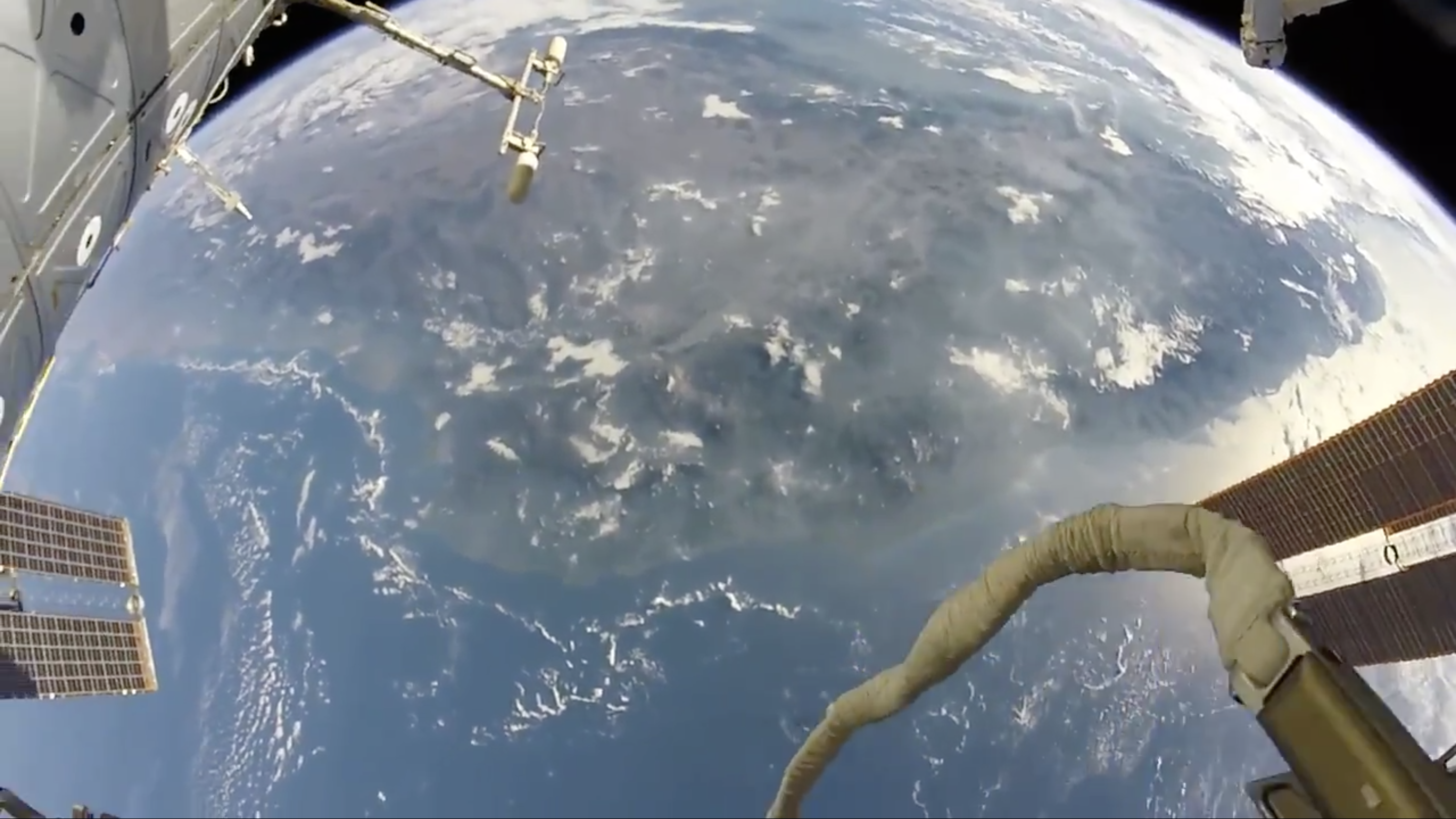[:ja]【宇宙からの地球絶景】【動画】No.389: 宇宙遊泳🇦🇺[:en][Earthview Wonders][Video] No.389: Spacewalk🇦🇺[:]