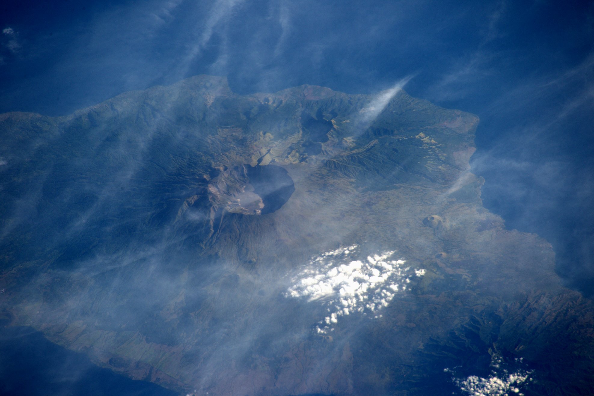 [:ja]【宇宙からの地球絶景】No.394: インドネシアのタンボラ山🇮🇩[:en][Earthview Wonders] No.394: Mt. Tambora of Indonesia🇮🇩[:]