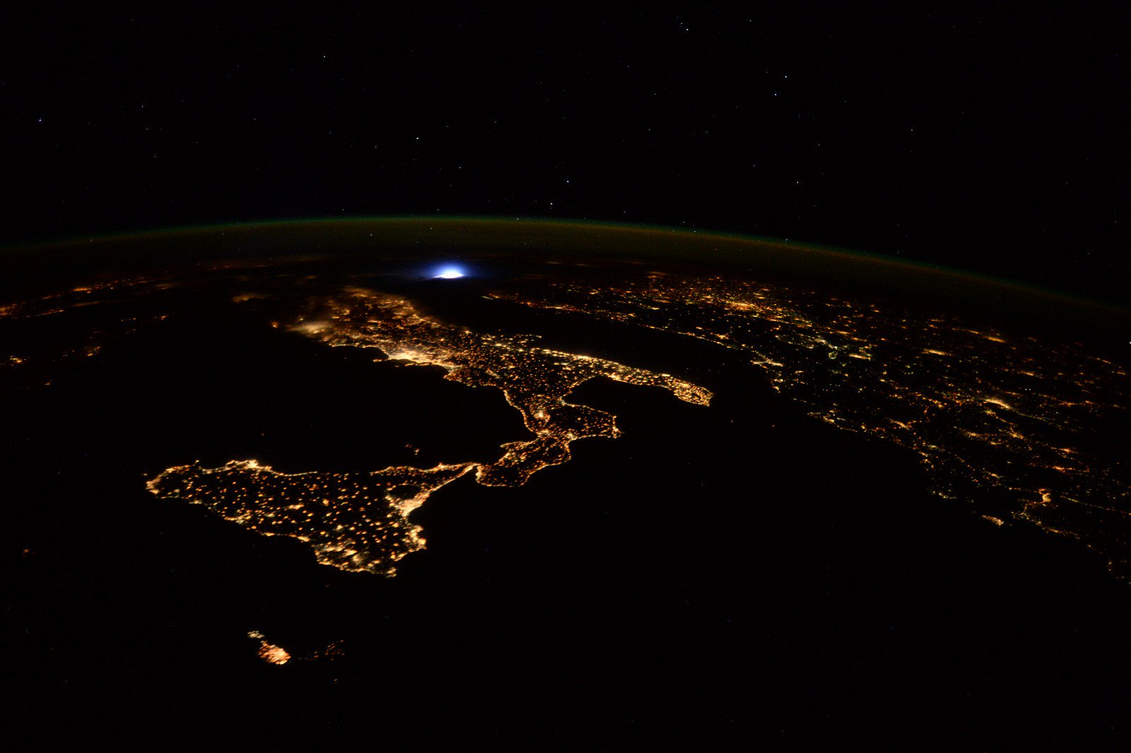 [:ja]【宇宙からの地球絶景】No.392: 夜のイタリア半島とクロアチアの稲妻🇮🇹🇭🇷[:en][Earthview Wonders] No.392: Italian Peninsula and Lightning in Croatia🇮🇹🇭🇷[:]
