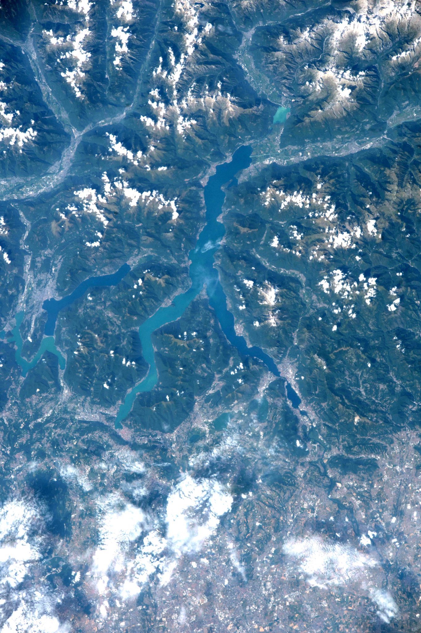 [:ja]【宇宙からの地球絶景】No.395: イタリアのコモ湖🇮🇹[:en][Earthview Wonders] No.395: Lake Como of Italy🇮🇹[:]