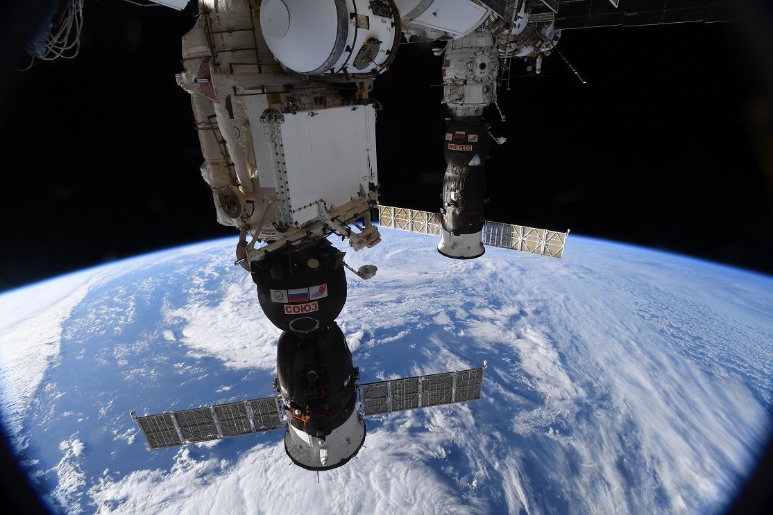 [:ja]【宇宙からの地球絶景】No.410: ロシアの宇宙船と地球🇷🇺[:en][Earthview Wonders] No.410: Russian Spaceship and Earth🇷🇺[:]