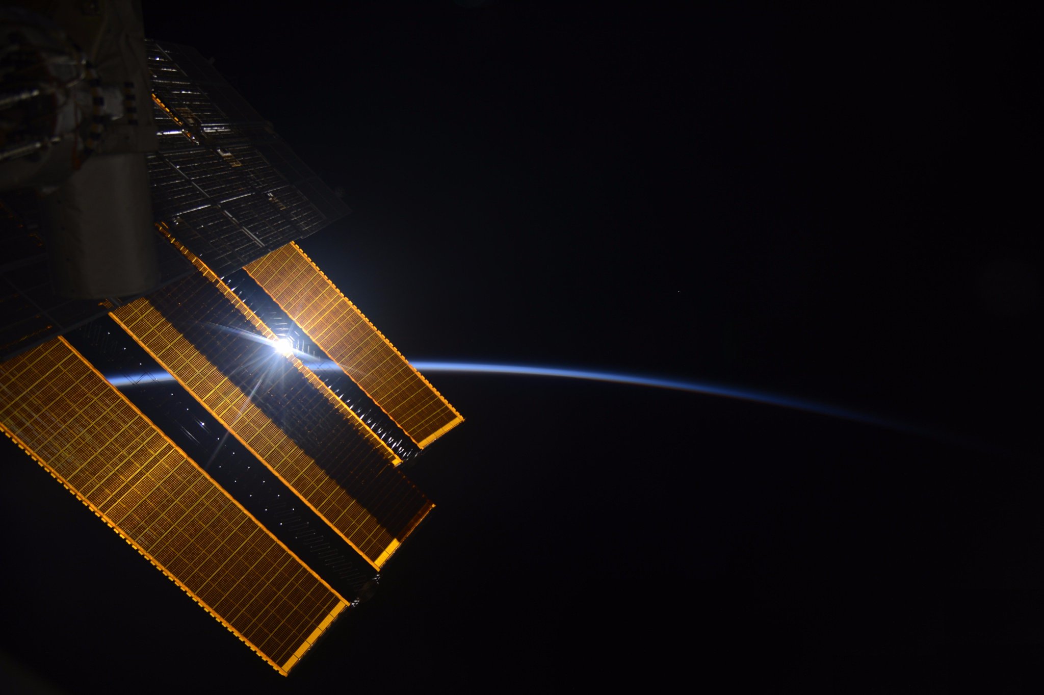[:ja]【宇宙からの地球絶景】No.415: ISSからの日の出[:en][Earthview Wonders] No.415: Sunrise From ISS[:]