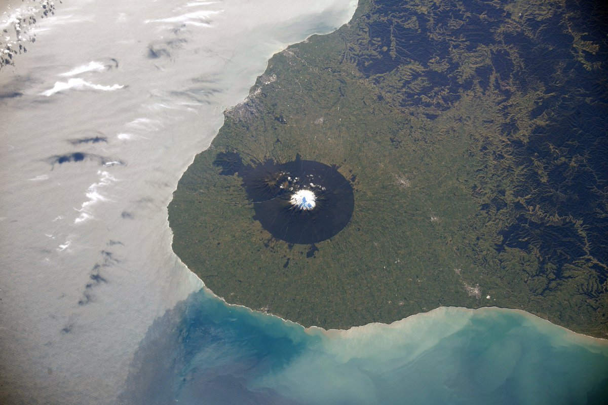 [:ja]【宇宙からの地球絶景】No.469: ニュージーランドのタラナキ山🇳🇿[:en][Earthview Wonders] No.469: Mt. Taranaki, New Zealand🇳🇿[:]