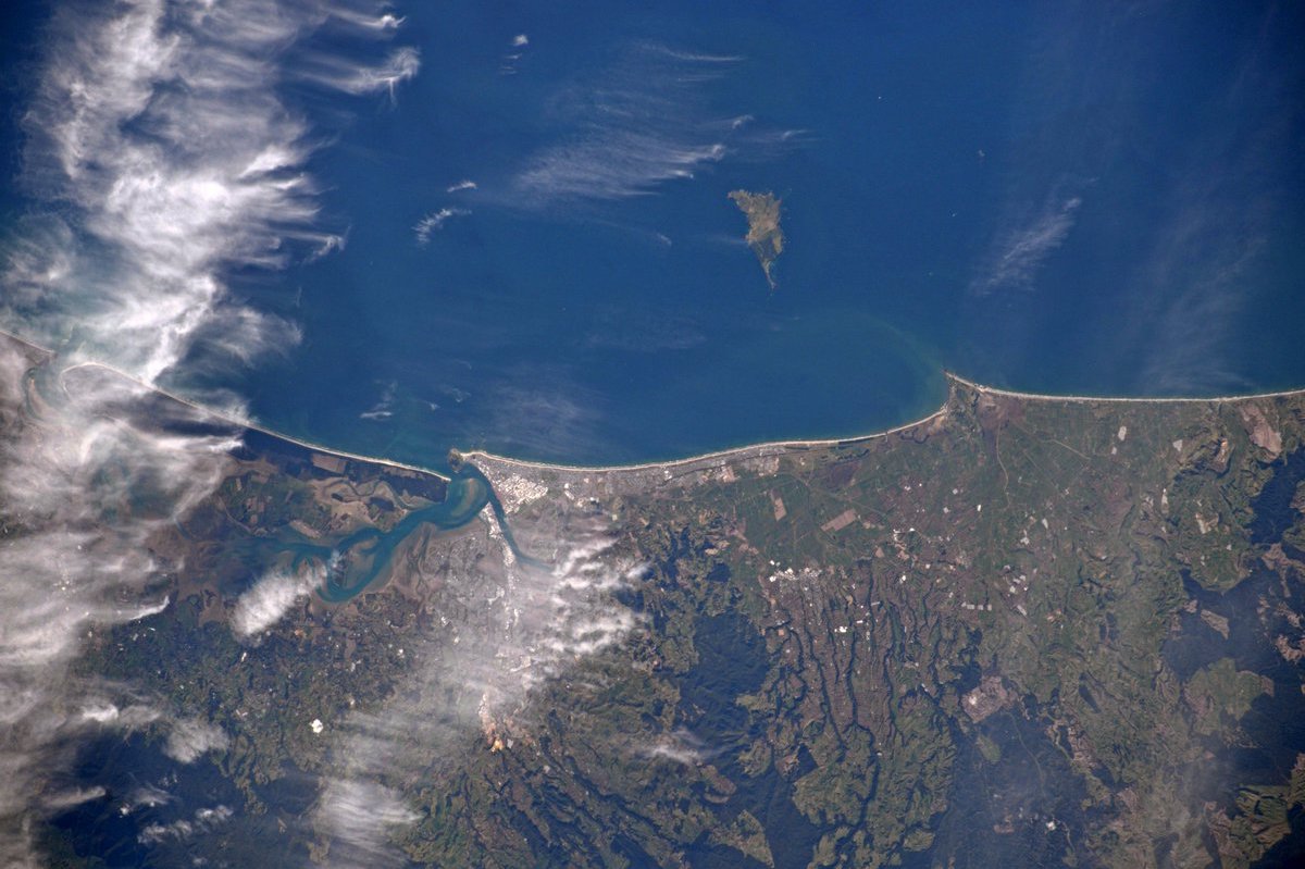 [:ja]【宇宙からの地球絶景】No.456: ニュージーランドのパパモアビーチ🇳🇿[:en][Earthview Wonders] No.456: Papamoa Beach, New Zealand🇳🇿[:]
