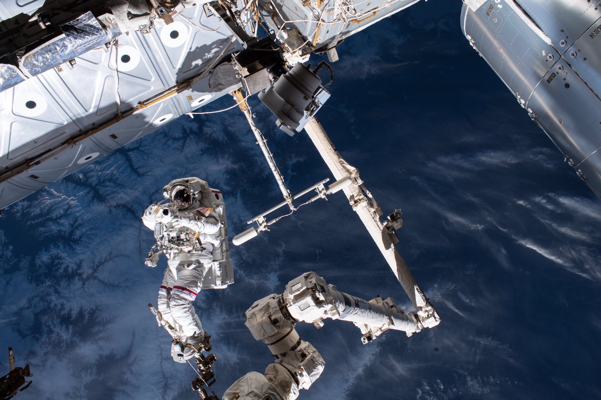 [:ja]【宇宙からの地球絶景】No.473: 宇宙遊泳中の地球[:en][Earthview Wonders] No.473: Earthview During Spacewalk[:]