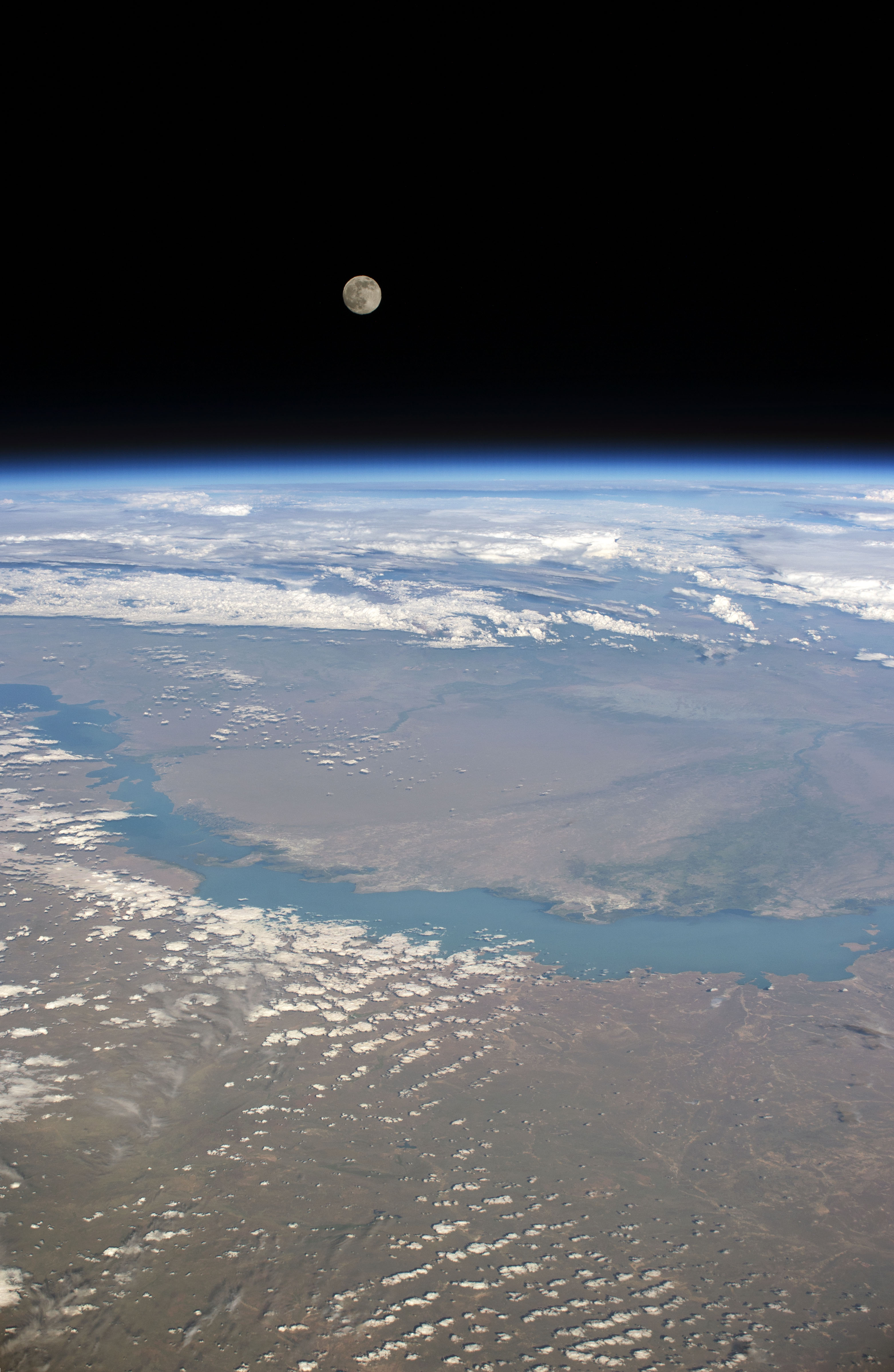 [:ja]【宇宙からの地球絶景】No.478: カザフスタンのバルハシ湖と月🇰🇿[:en][Earthview Wonders] No.478: Moon and Lake Balkhash, Kazakhstan🇰🇿[:]