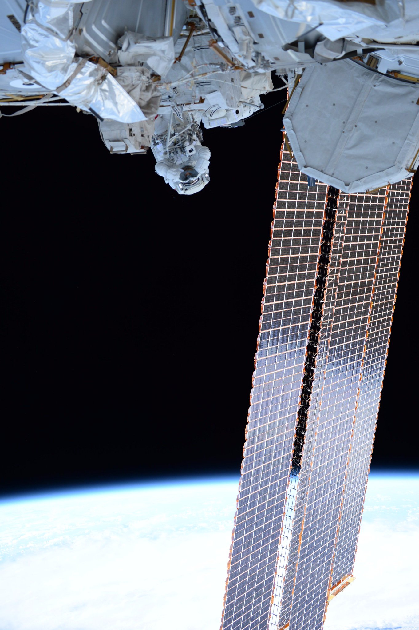 [:ja]【宇宙からの地球絶景】No.518: 宇宙遊泳[:en][Earthview Wonders] No.518: Spacewalk[:]