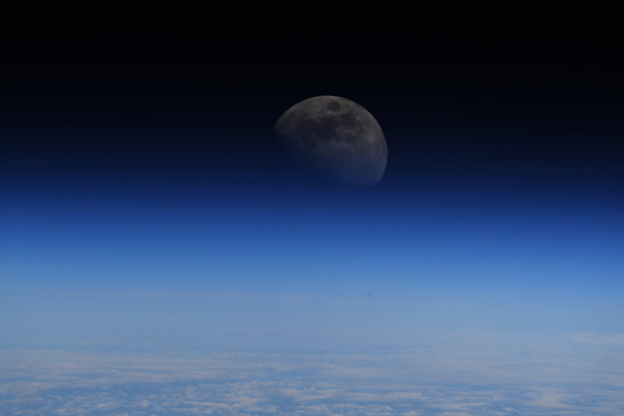 [:ja]【宇宙からの地球絶景】No.552: 地球越しの月[:en][Earthview Wonders] No.552: Moon over Earth[:]