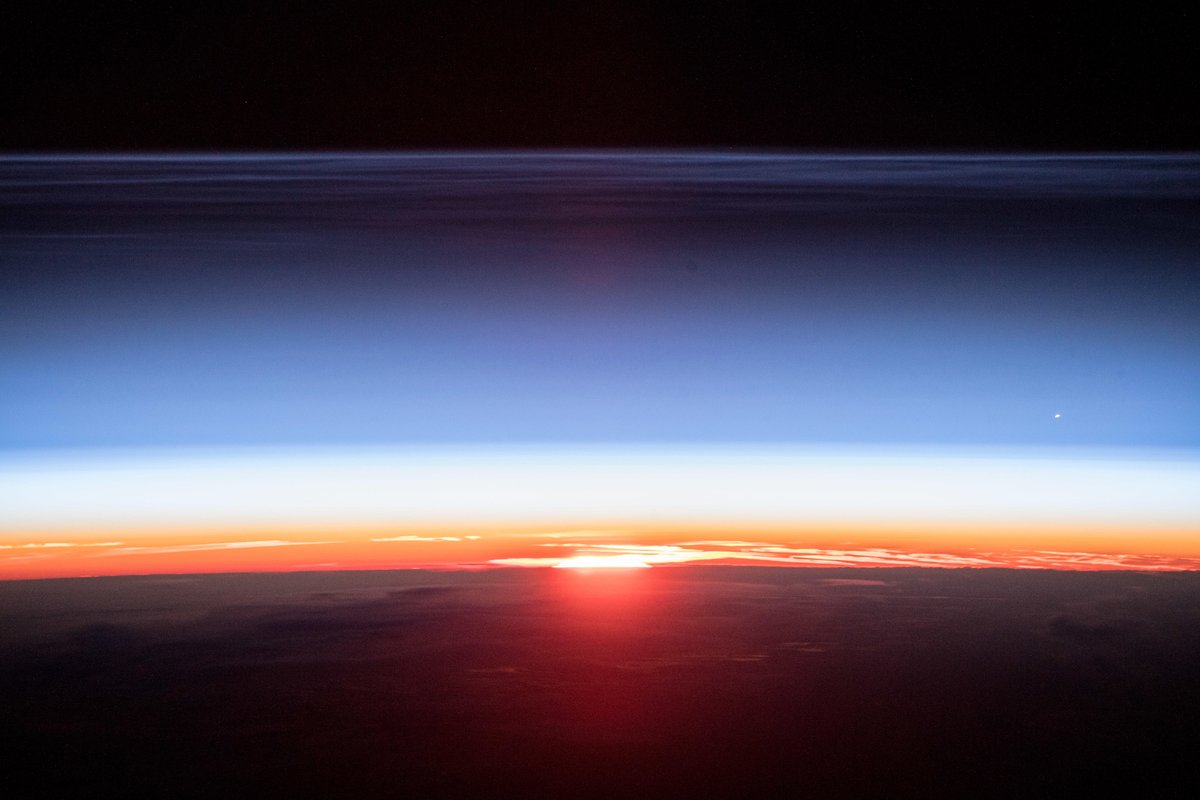 [:ja]【宇宙からの地球絶景】No.558: 夜光雲[:en][Earthview Wonders] No.558: Noctilucent Clouds[:]