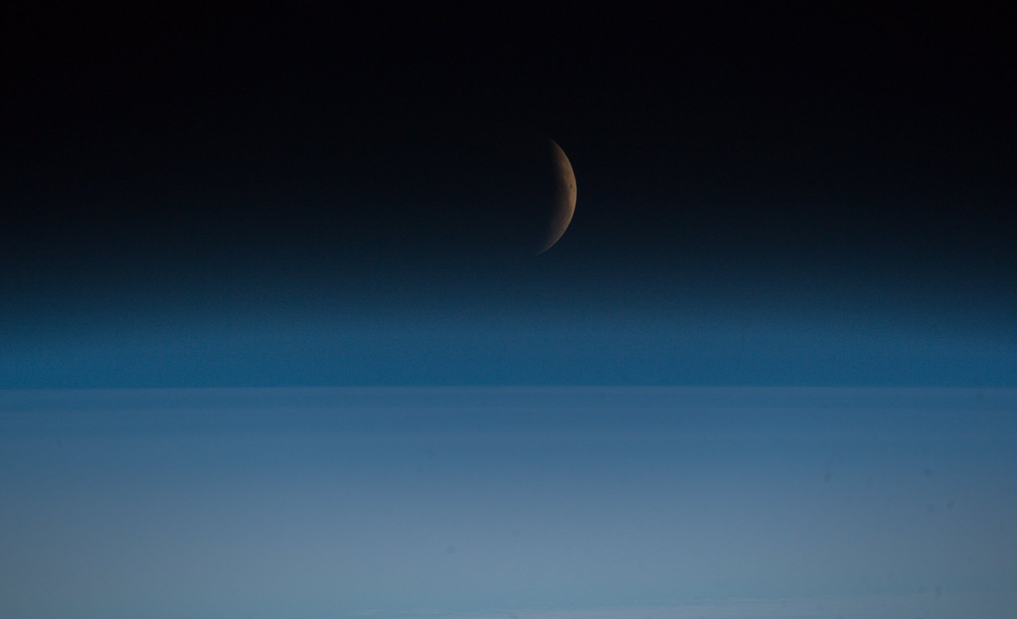 [:ja]【宇宙からの地球絶景】No.560: 皆既月食直後の月[:en][Earthview Wonders] No.560: Moon After Lunar Eclipse[:]