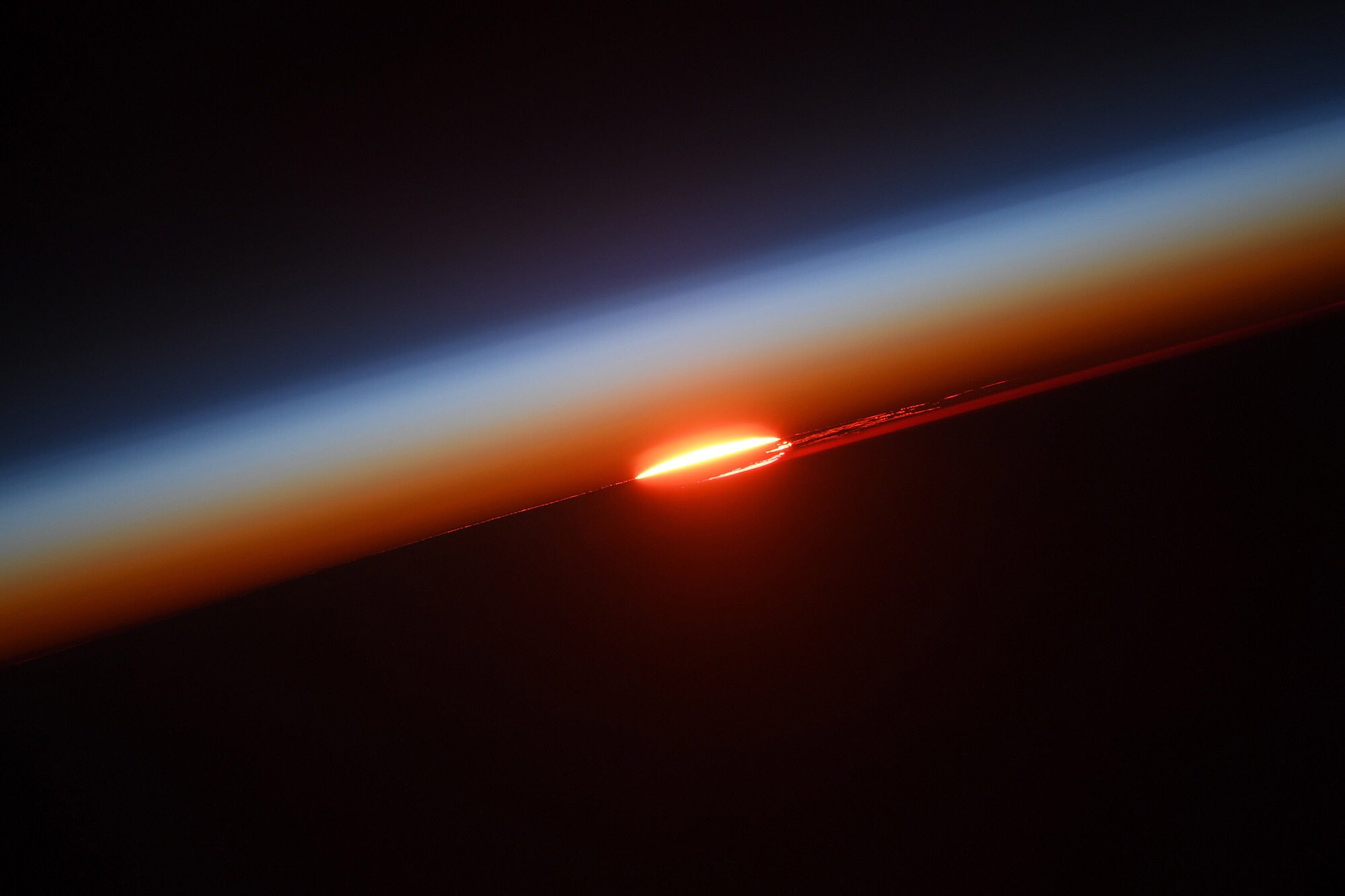 [:ja]【宇宙からの地球絶景】No.573: 宇宙からの日の入り[:en][Earthview Wonders] No.573: Sunset From Space[:]