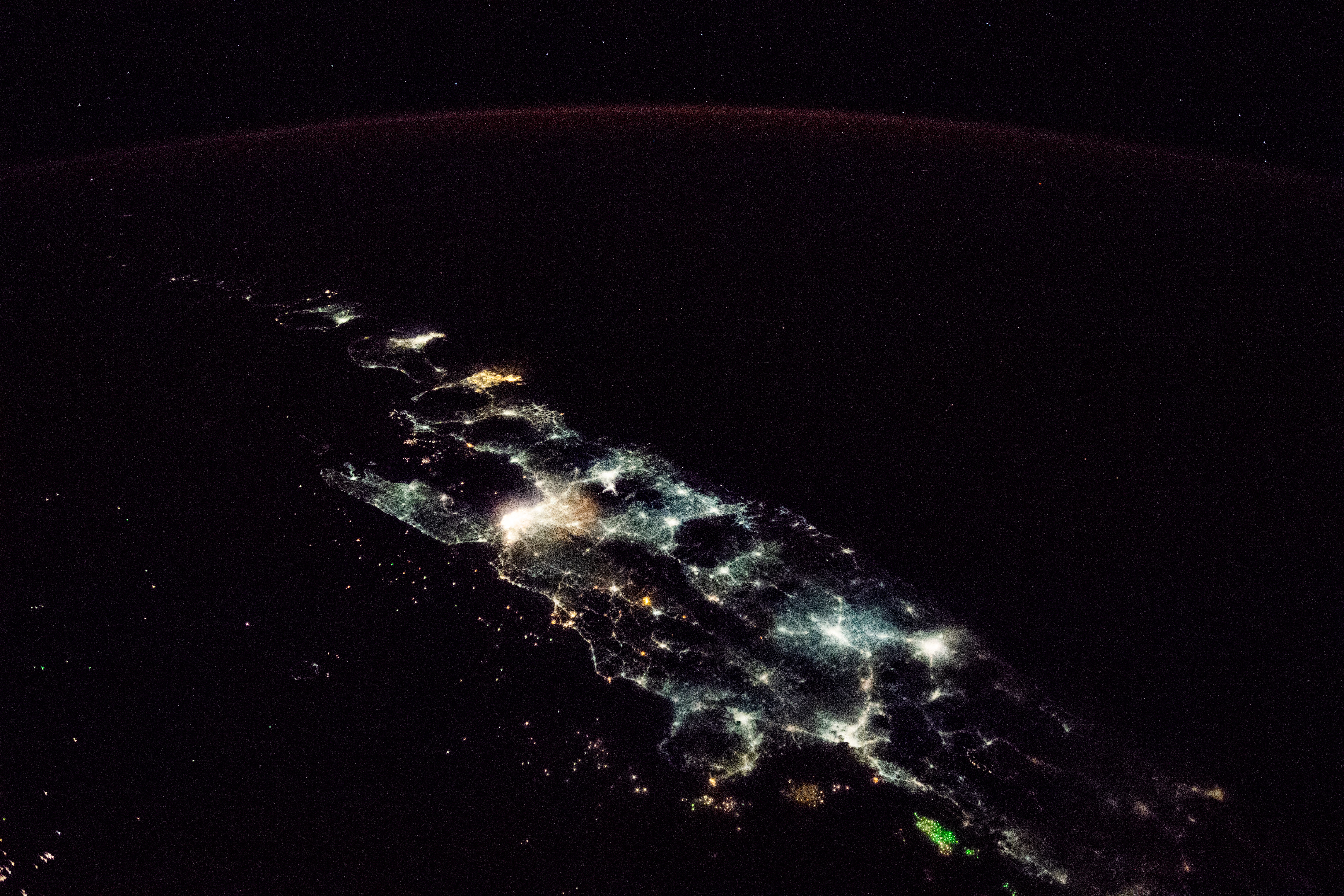 [:ja]【宇宙からの地球絶景】No.584: ジャワ島の光🇮🇩[:en][Earthview Wonders] No.584: Lights of Java🇮🇩[:]
