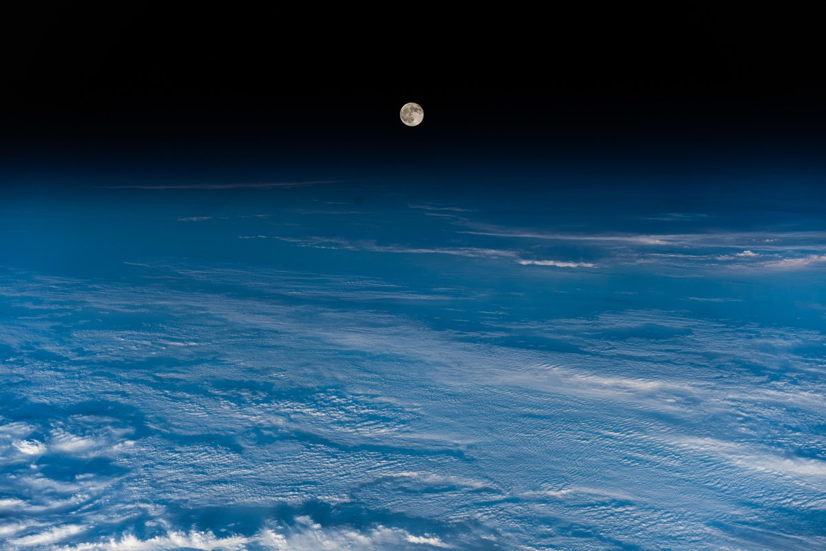 [:ja]【宇宙からの地球絶景】No.590: 夜に向かう地球越しの月[:en][Earthview Wonders] No.590: Moon Over Earth Into Night[:]