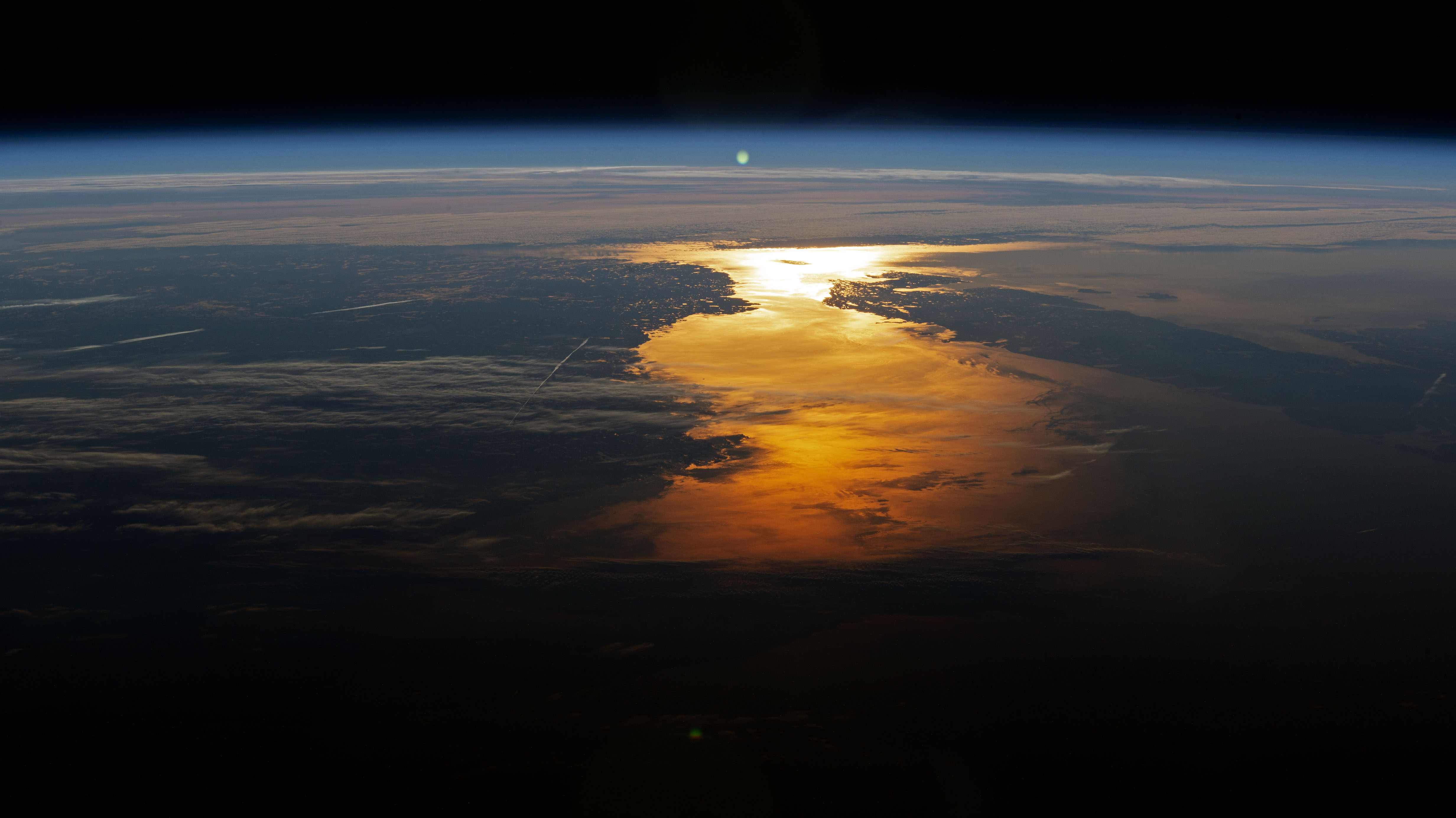 [:ja]【宇宙からの地球絶景】No.598: セントローレンス湾の夜明け🇨🇦[:en][Earthview Wonders] No.598: Sunrise, Gulf of Saint Lawrence🇨🇦[:]