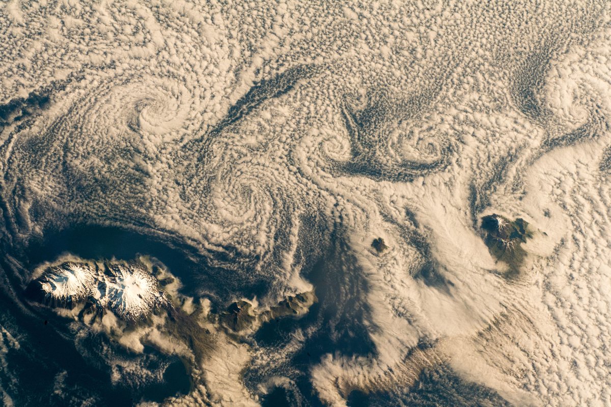 [:ja]【宇宙からの地球絶景】No.620: 千島列島（クリル諸島）とカルマン渦🇷🇺[:en][Earthview Wonders] No.620:  Kuril Islands (Chishima Islands) and Karman Vortices🇷🇺[:]
