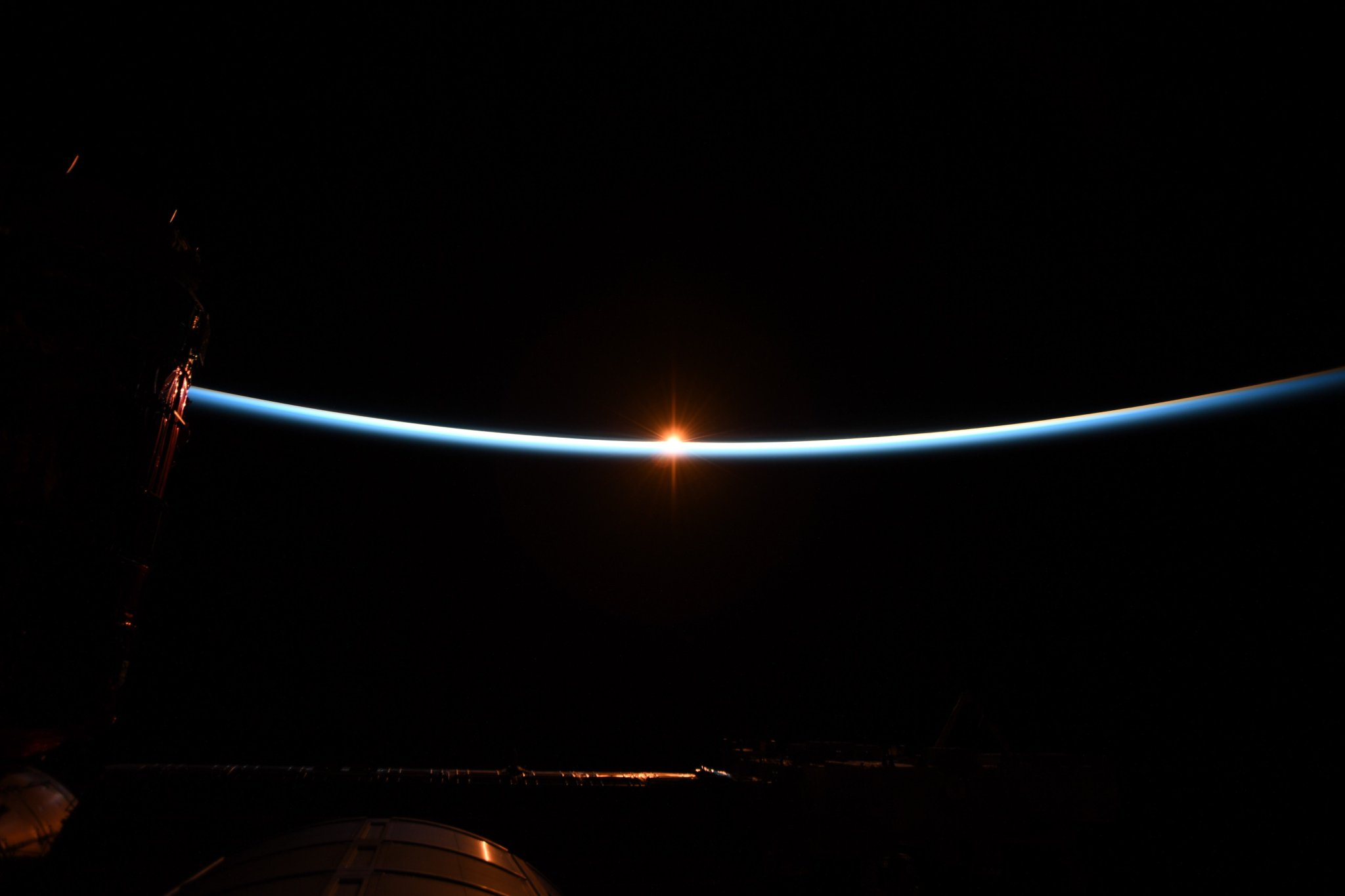 [:ja]【宇宙からの地球絶景】No.619: 宇宙からの夜明け[:en][Earthview Wonders] No.619: Sunrise From Space[:]
