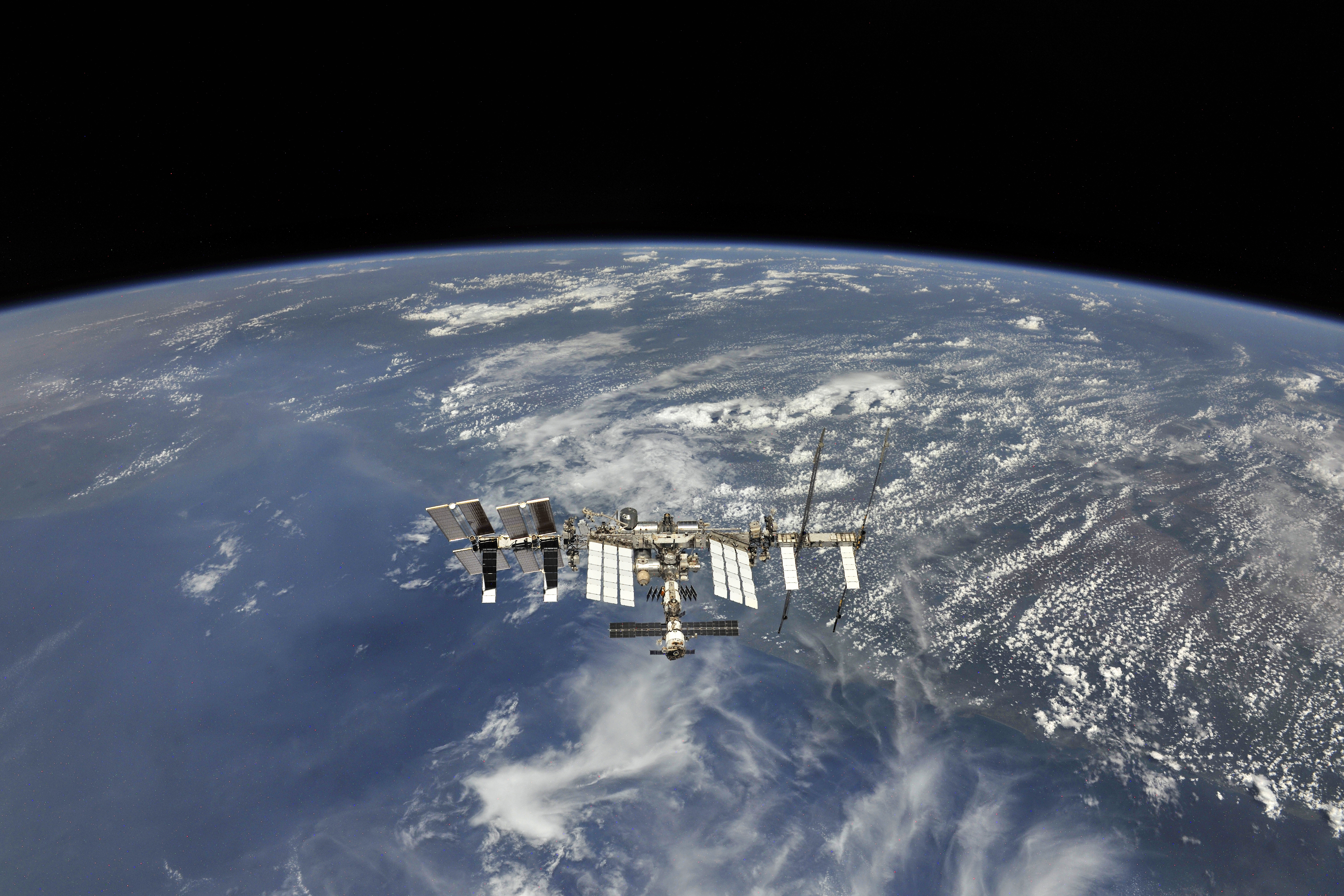 [:ja]【宇宙からの地球絶景】【動画】No.644: 国際宇宙ステーションISSの20周年[:en][Earthview Wonders] No.644: International Space Station (ISS)[:]