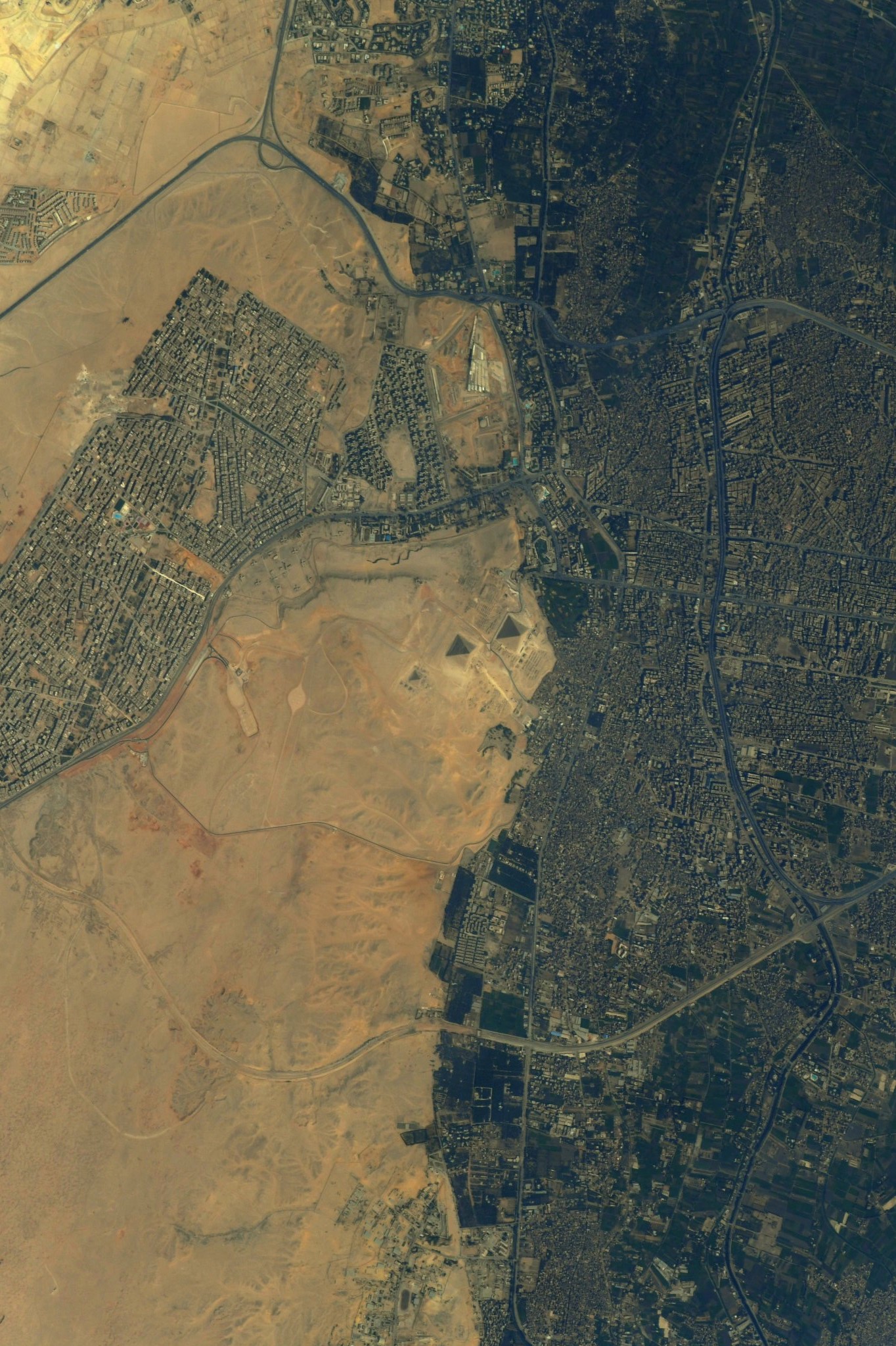 [:ja]【宇宙からの地球絶景】No.661: クフ王のピラミッド🇪🇬[:en][Earthview Wonders] No.661: Khufu’s Pyramid🇪🇬[:]