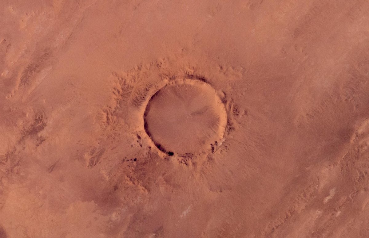 [:ja]【宇宙からの地球絶景】No.683: モーリタニアのトゥヌメクレーター🇲🇷[:en][Earthview Wonders] No.683: Tenoumer Crater, Mauritania🇲🇷[:]