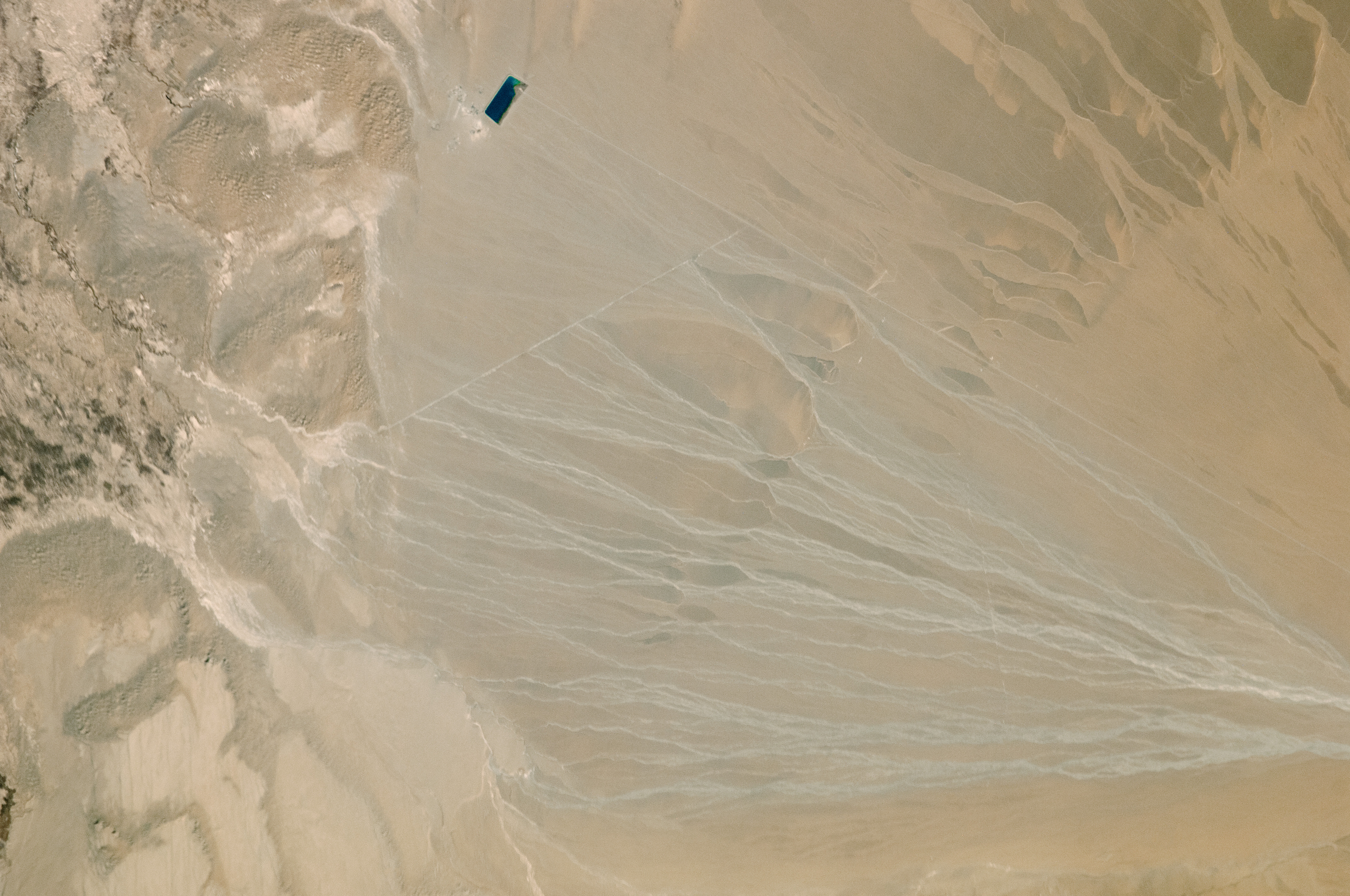 [:ja]【宇宙からの地球絶景】No.690: タクラマカン砂漠の扇状地🇨🇳[:en][Earthview Wonders] No.690: Alluvial Fan, Taklamakan Desert, China🇨🇳[:]